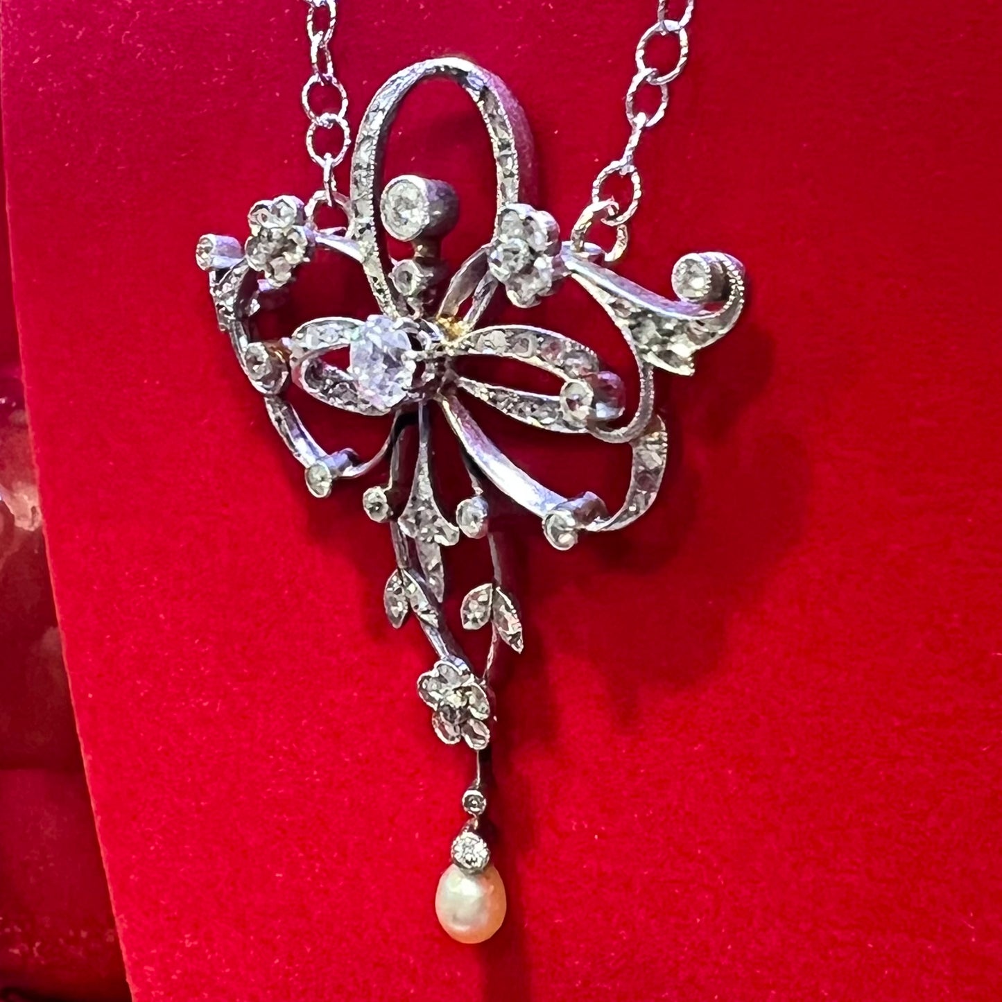 1920s lavalier necklace in 18kt white gold and 1.20ct diamonds