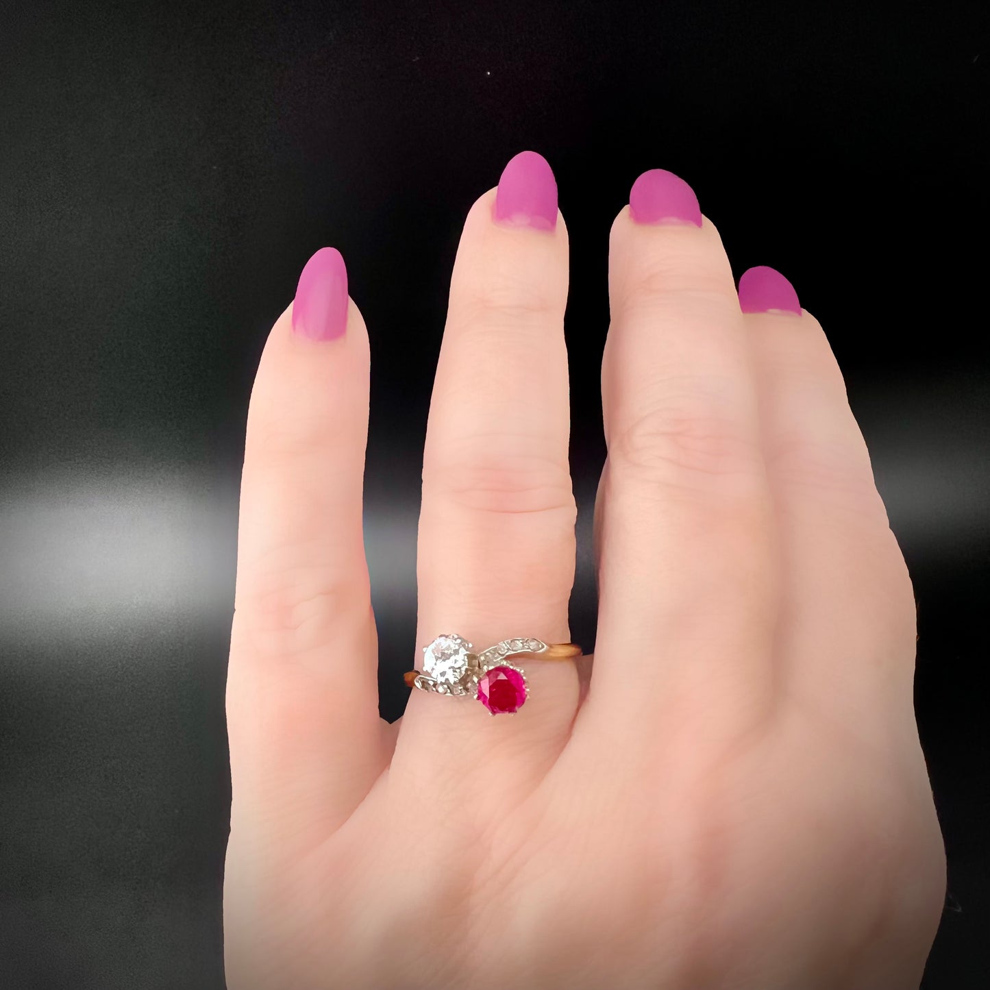 Toi et moi - contrariè ring in 18 ct gold with 0.40 ct old mine diamond and synthetic ruby