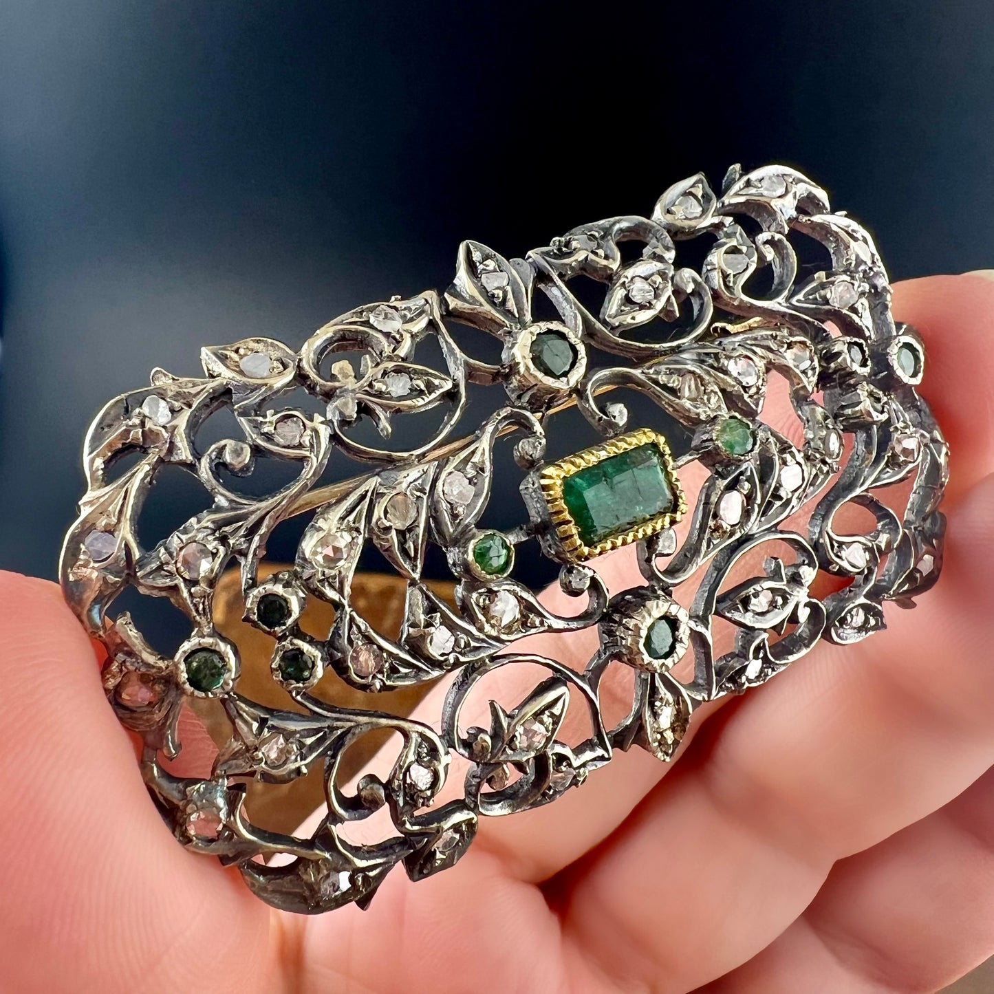 Antique 18K gold and silver brooch with diamonds and a central emerald. Italy, 1900-1910.
