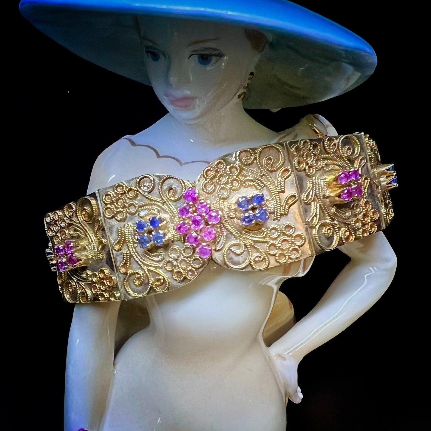 18K yellow gold bracelet with filigree, rubies, sapphires