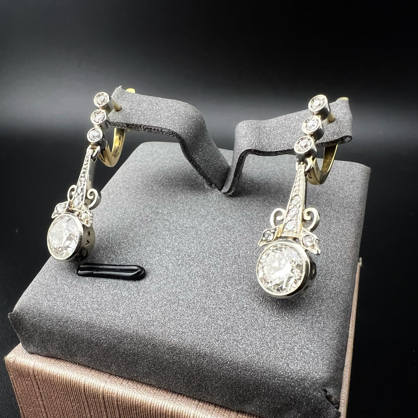 Orecchini Art Déco in Oro e Diamanti (Primi del '900 ct 2.28)