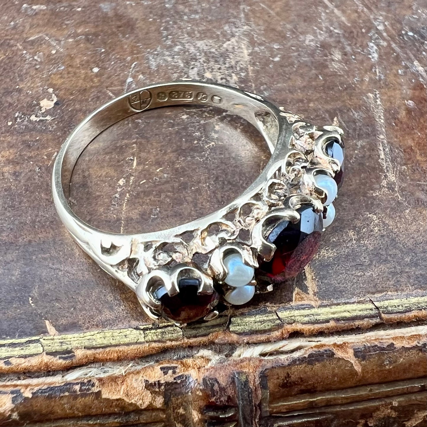9ct gold ring, London 1965, with pearls and garnets.
