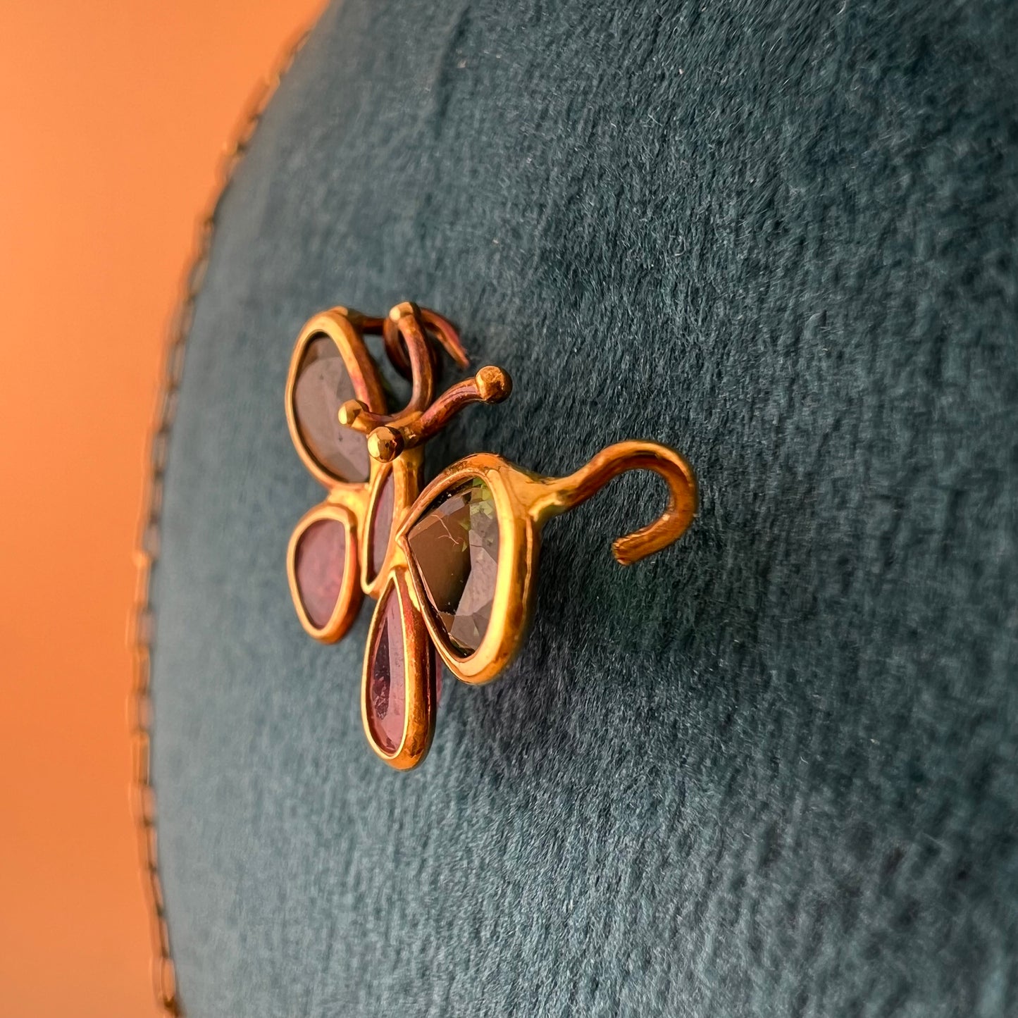 Kleiner Schmetterling aus 18 Karat Gold mit Rubinen und Topasen