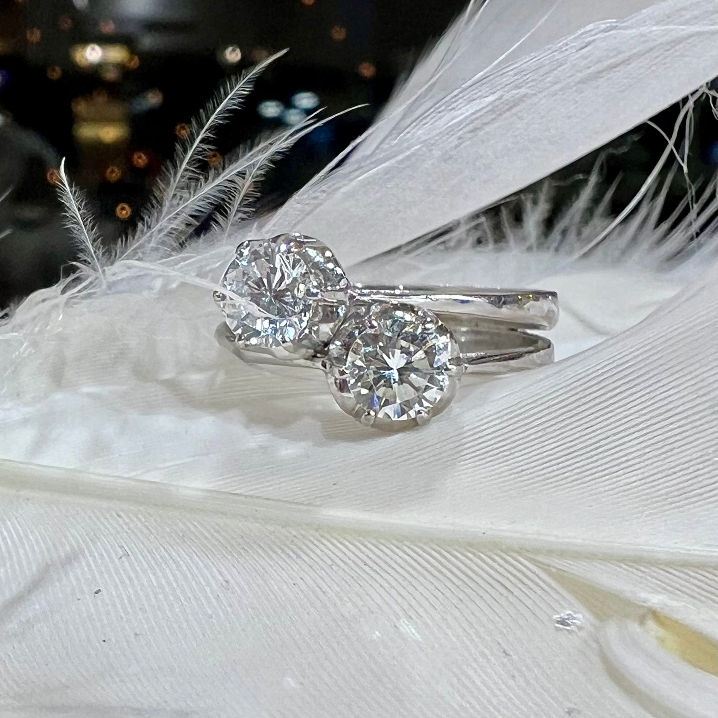 Anello “toi et moi” o contrariè oro bianco 18 kt e diamanti .52/.55 - .46/.48 ct. GIA