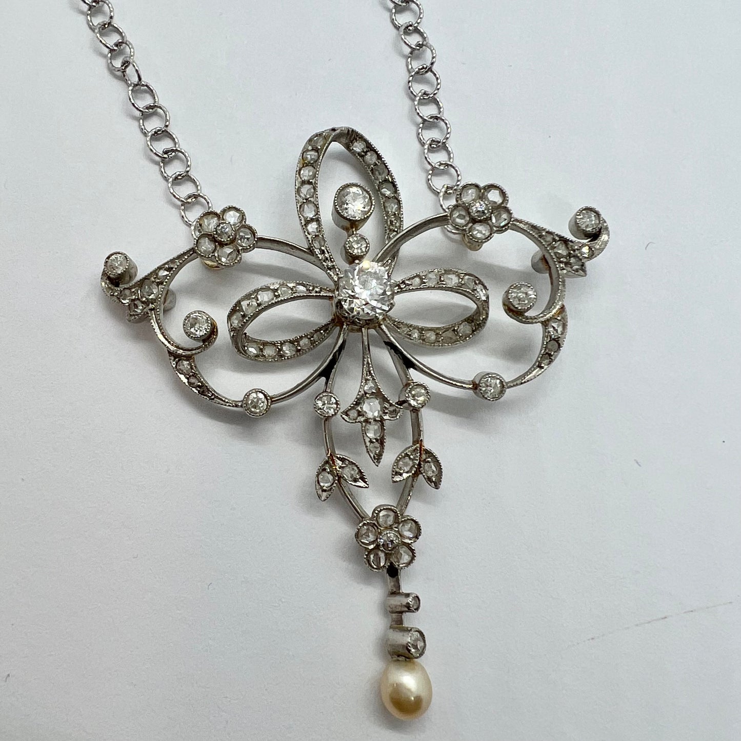 1920s lavalier necklace in 18kt white gold and 1.20ct diamonds