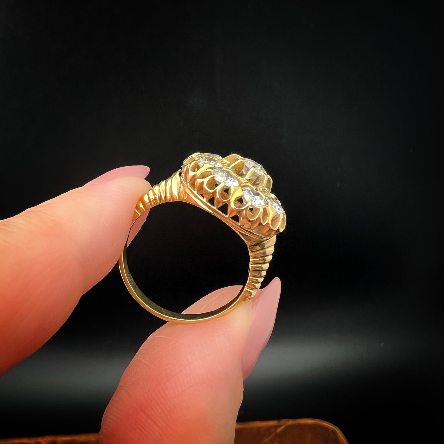 Antique Large Daisy Ring in 18K Gold with Old Mine Cut Diamonds