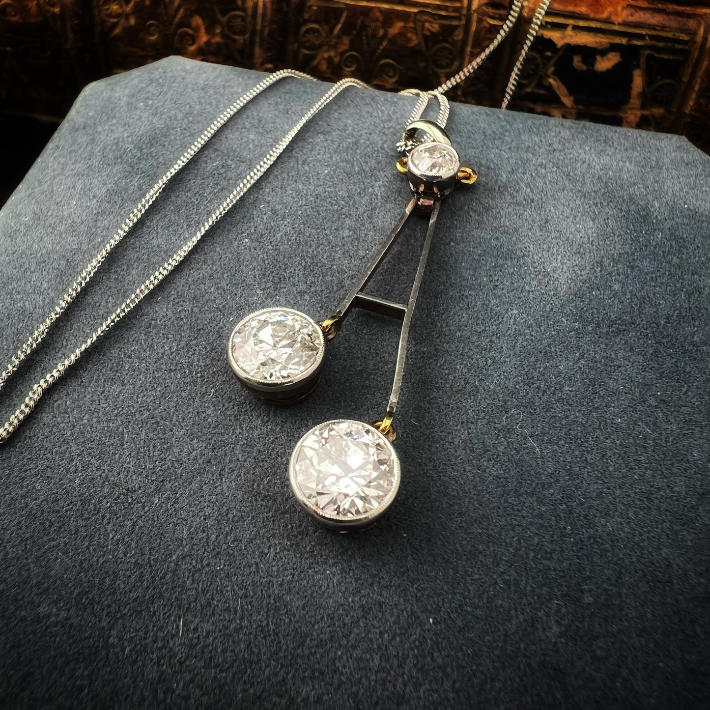 Art Deco pendant in 18k gold and 2.25 carats of diamonds