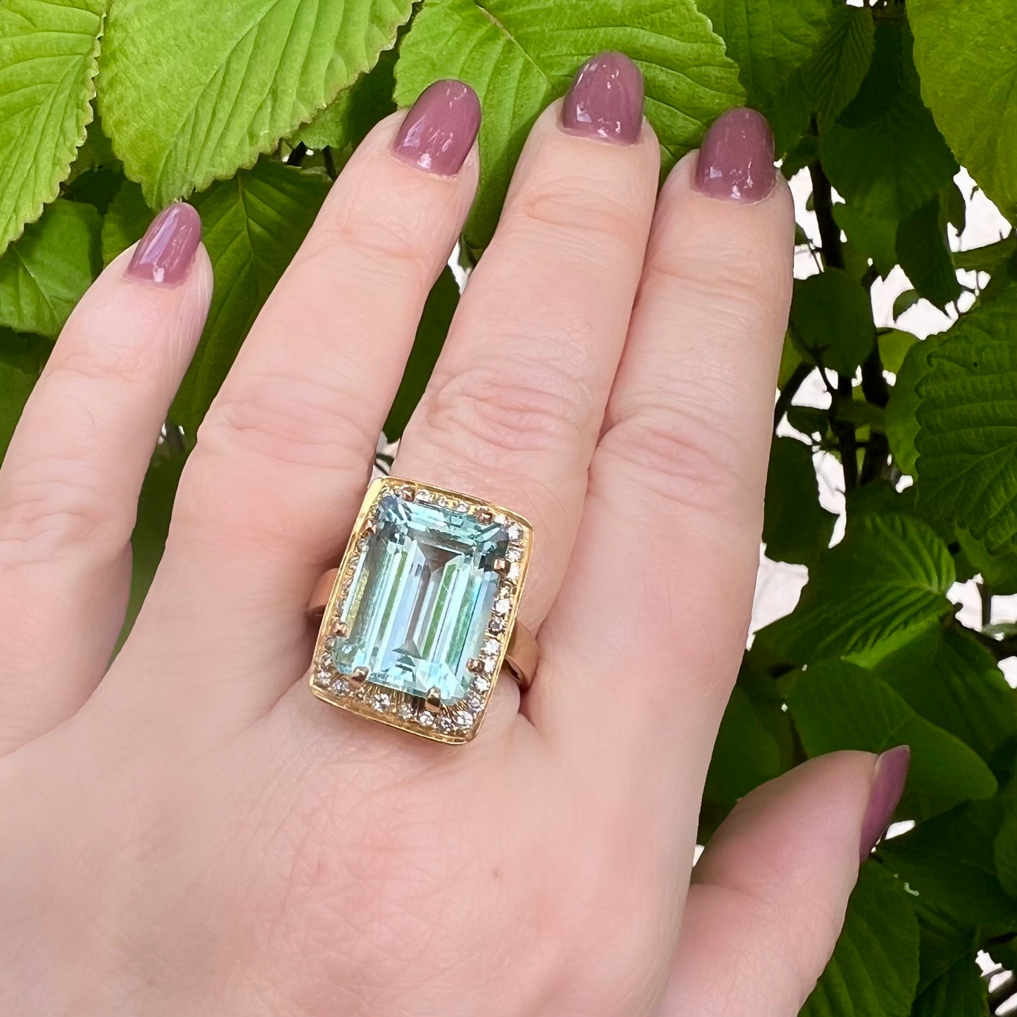 18-karätiger Goldring mit Aquamarin und Diamanten. Italien, 1960.