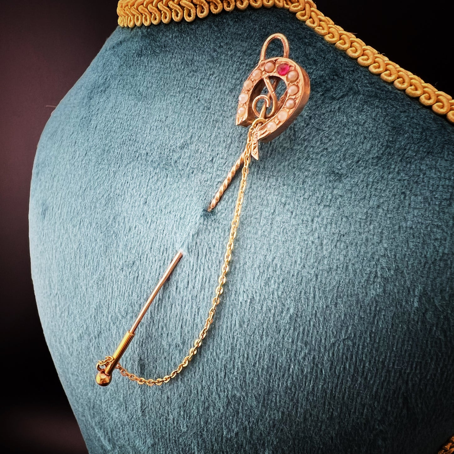 Viktorianische goldene Hufeisen- und Peitschen-Reiternadel