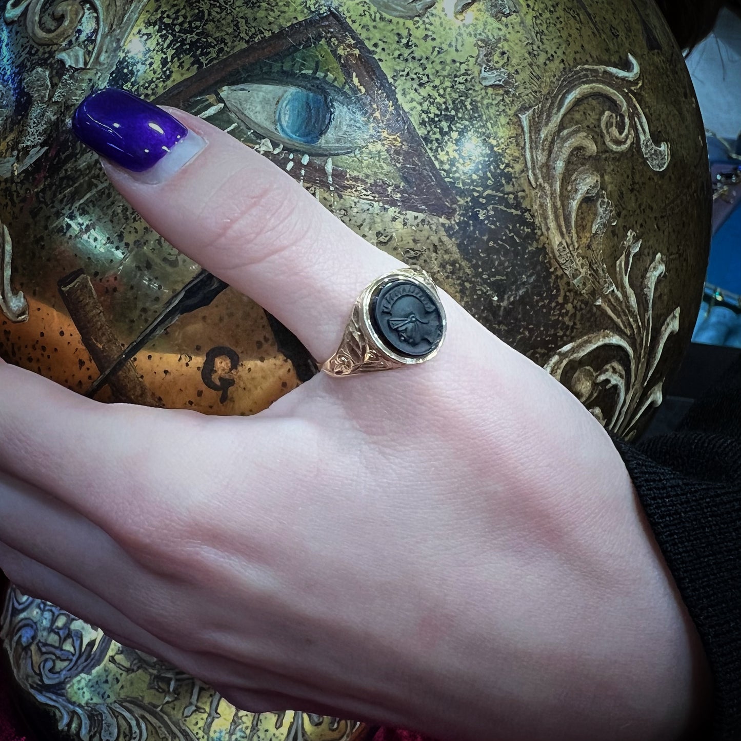 Vintage English 9ct gold ring with onyx cameo