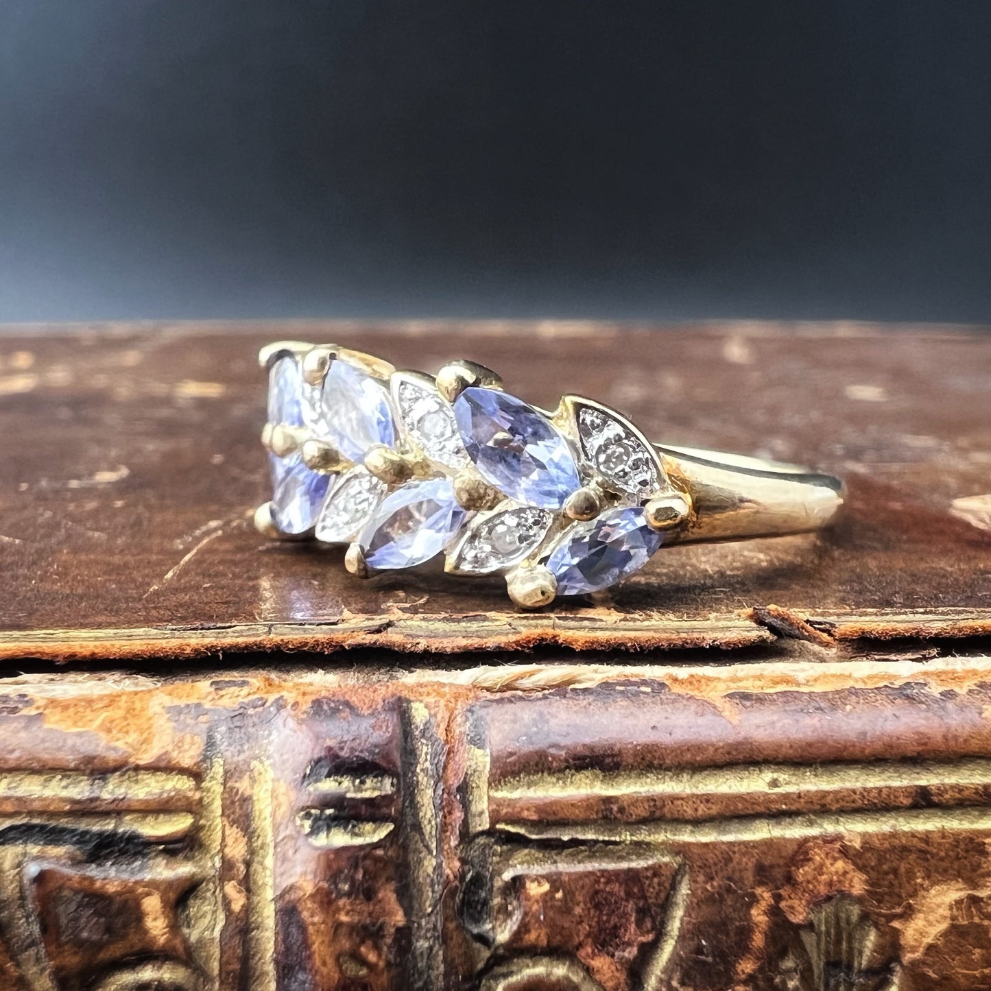 Englischer Vintage-Ring aus 9 Karat Gold mit Tansaniten und Diamanten