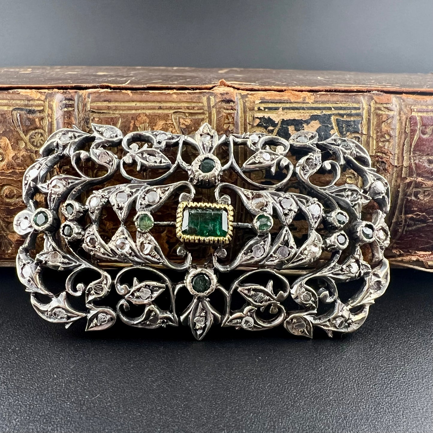 Antique 18K gold and silver brooch with diamonds and a central emerald. Italy, 1900-1910.