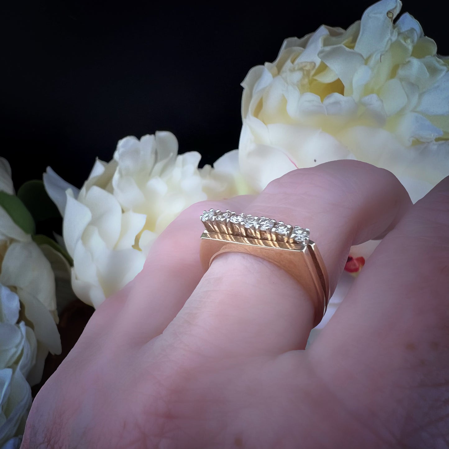 Anello vintage inglese con diamanti – modello a ponte obliquo (Sheffield, 1980)