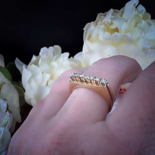 Anello vintage inglese con diamanti – modello a ponte obliquo (Sheffield, 1980)