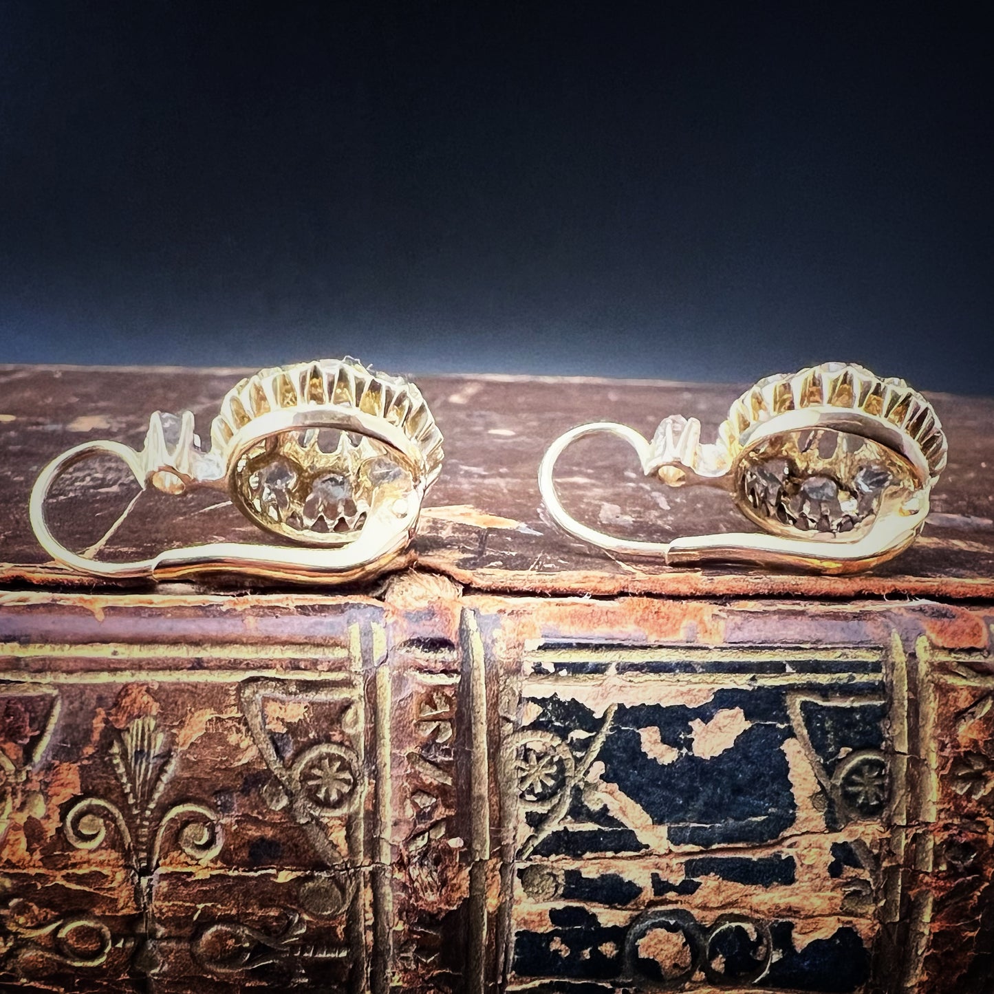 Antique Italian earrings in 18k gold and diamonds
