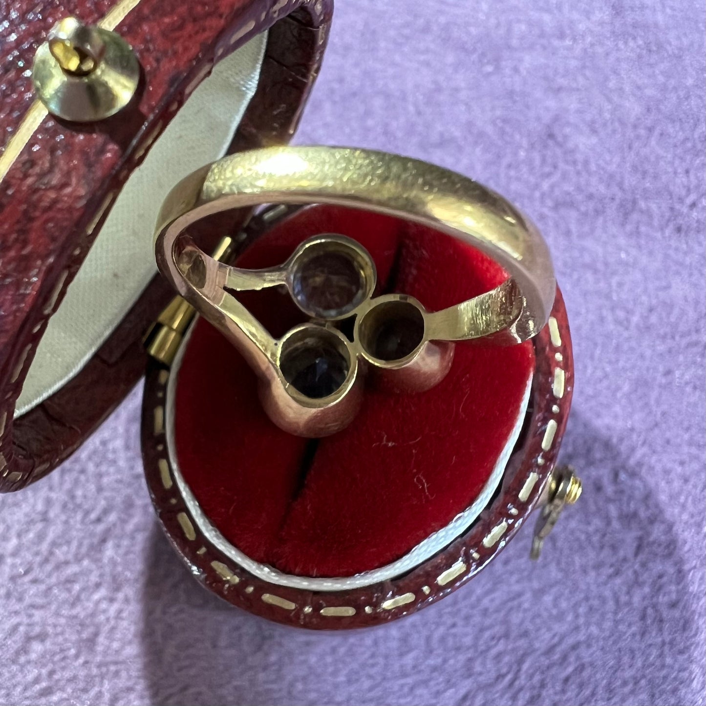 Ring with three light blue sapphires in 18k gold