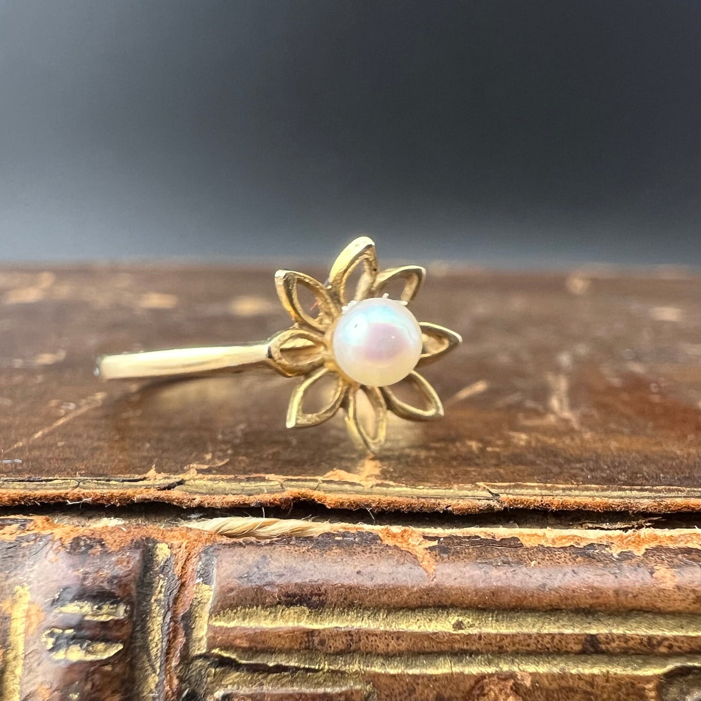 Daisy ring with central pearl