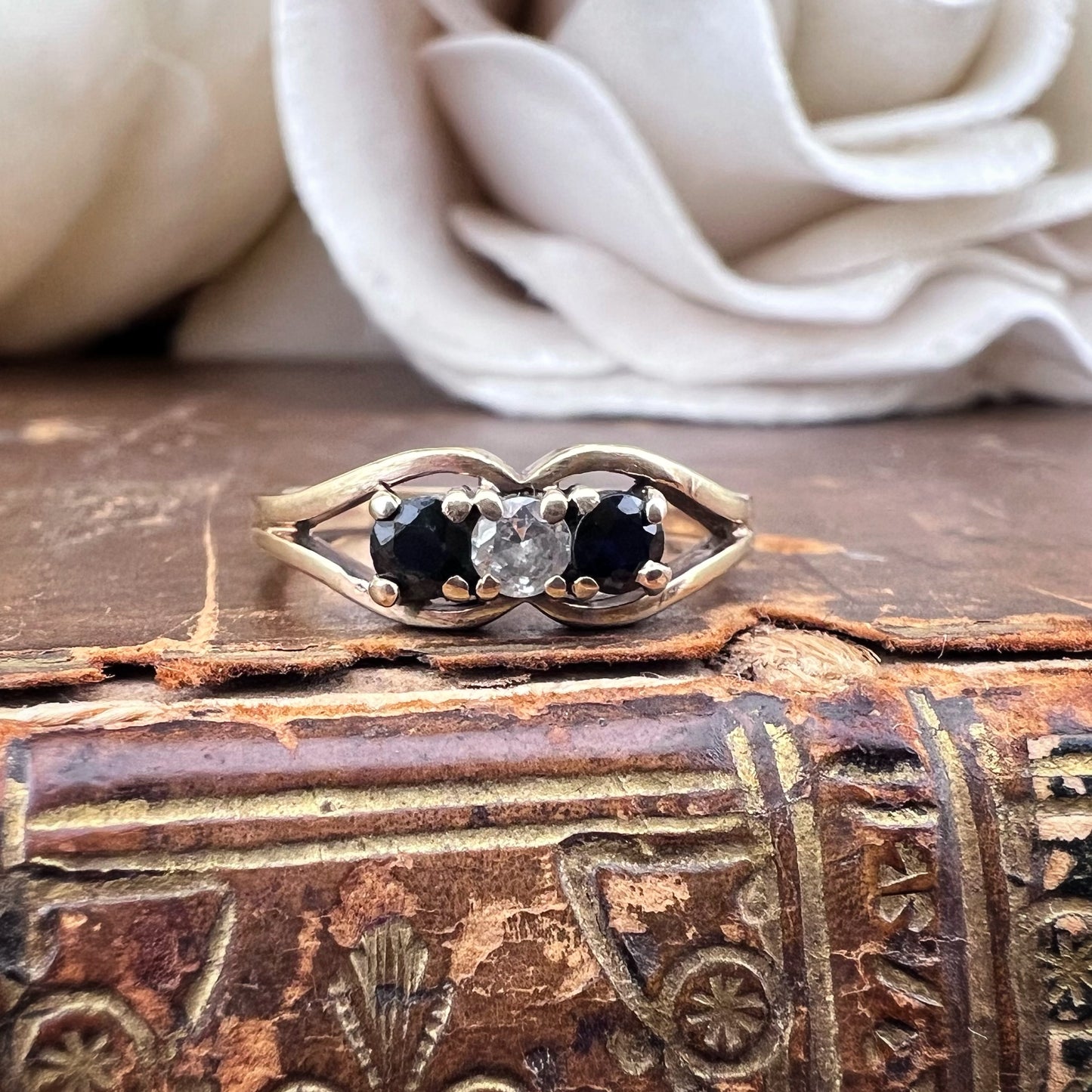 💍 Anello Trilogy Vintage con Zaffiri e Diamante (Londra, 1981)