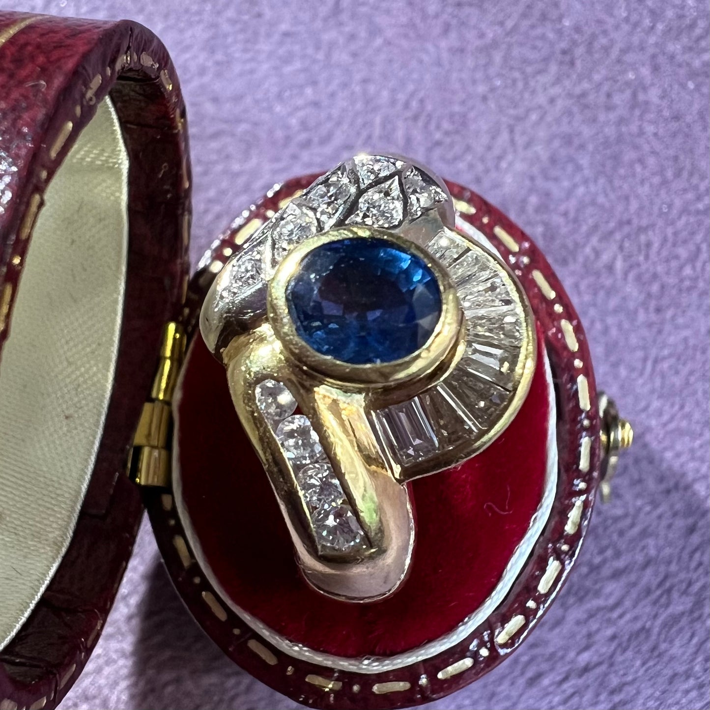 Sapphire ring and diamond skirt in 18k gold