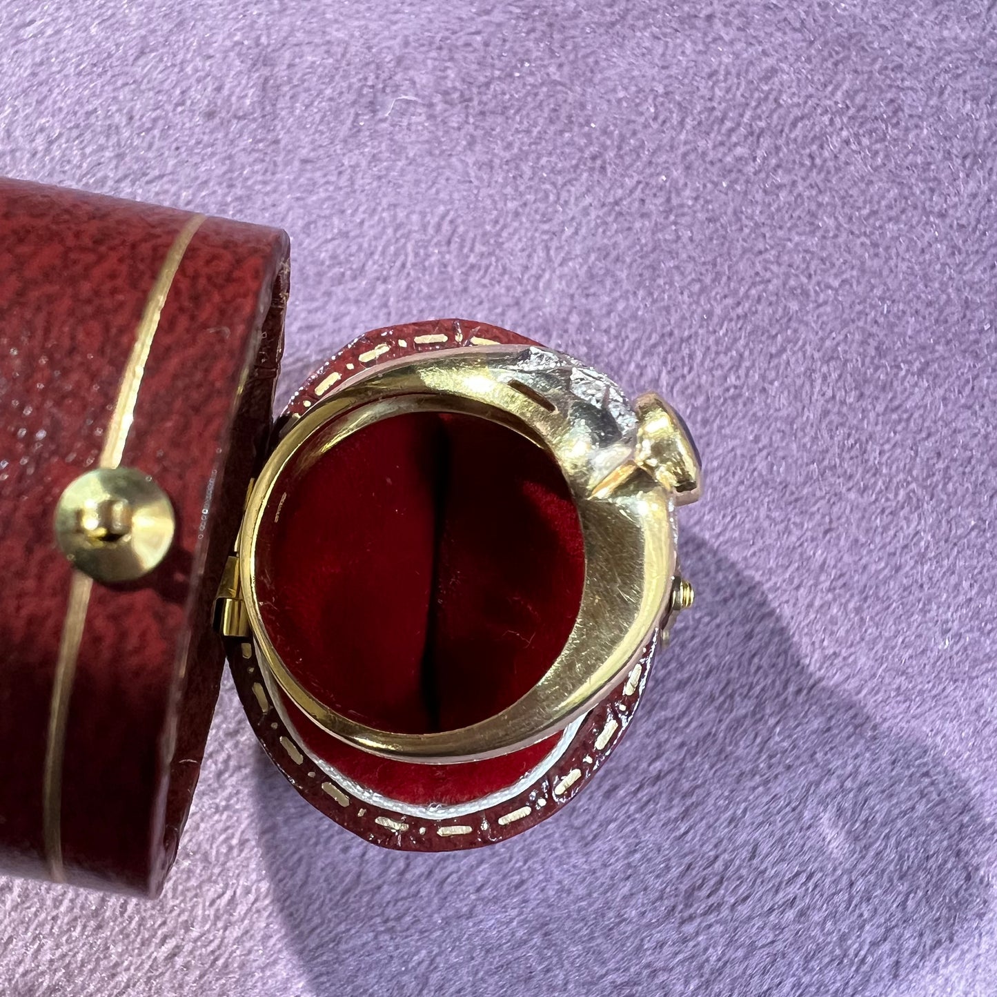 Sapphire ring and diamond skirt in 18k gold