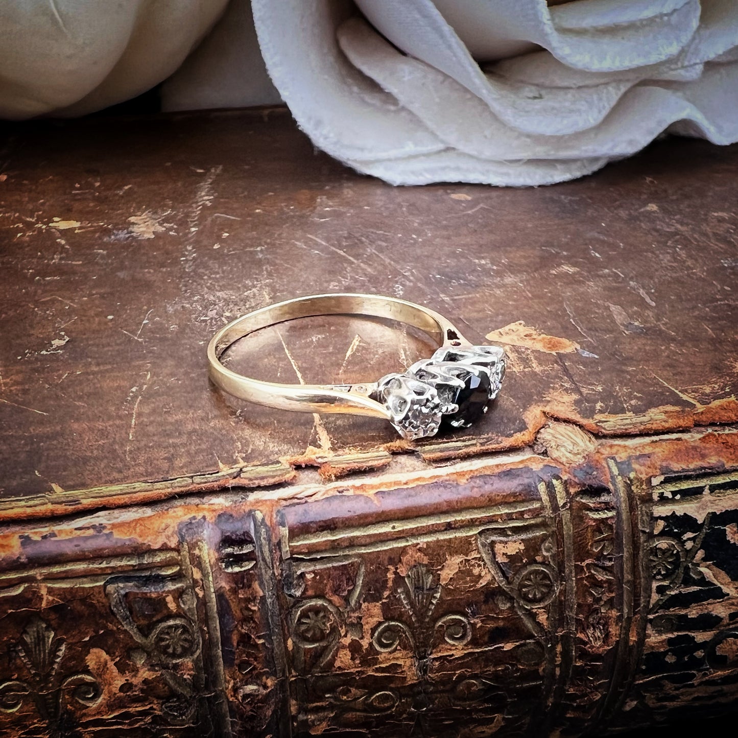 Anello vintage in oro giallo 9 ct con zaffiro e diamanti – Londra, 1962