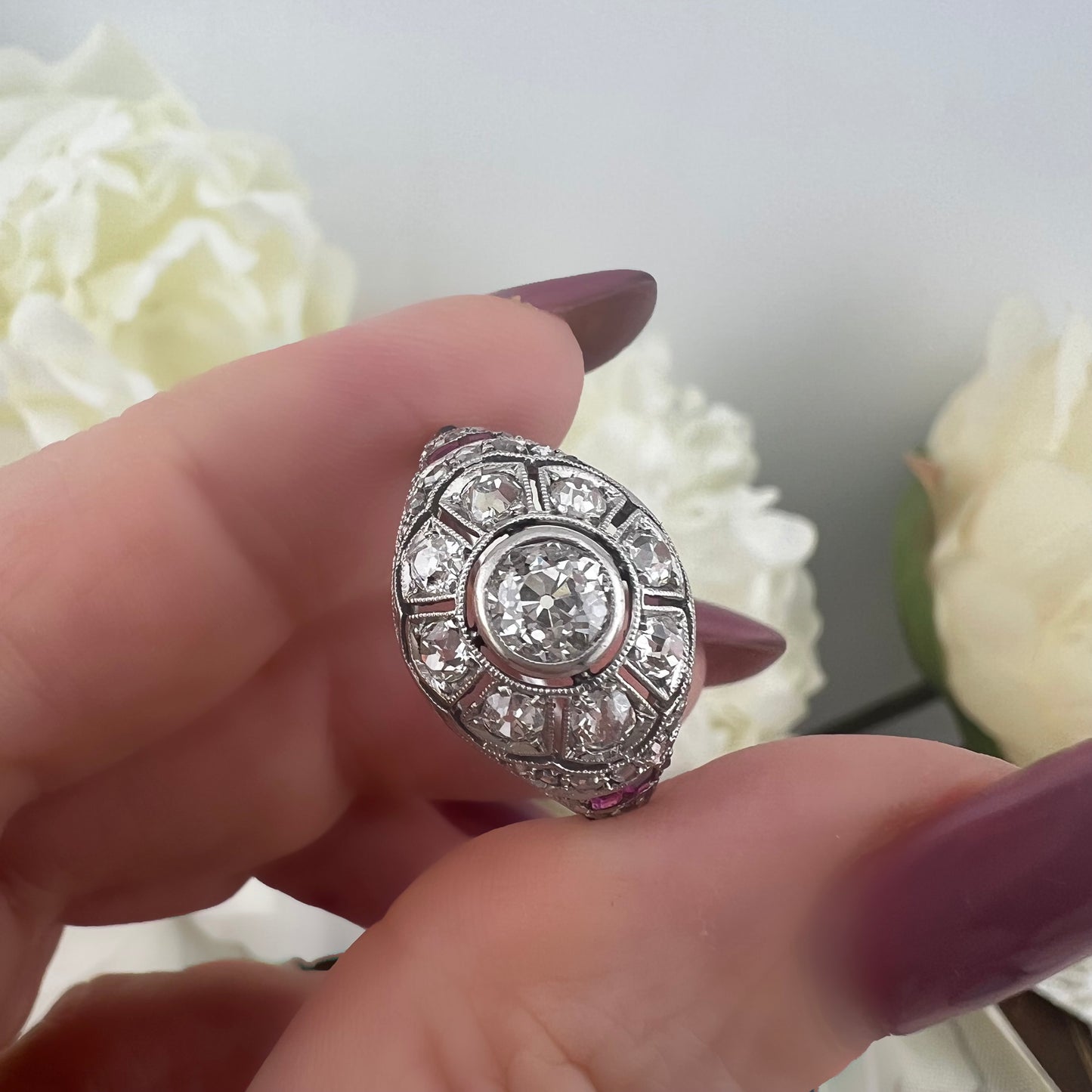 Anello anni ‘20-‘30 in platino con diamanti old mine ct 1.60 totali e rubini