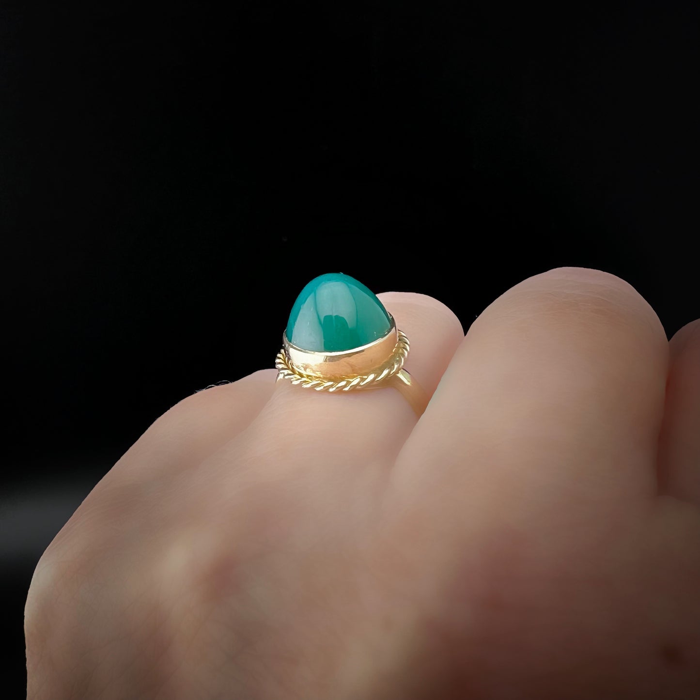 Gold ring with ovoid chrysoprase