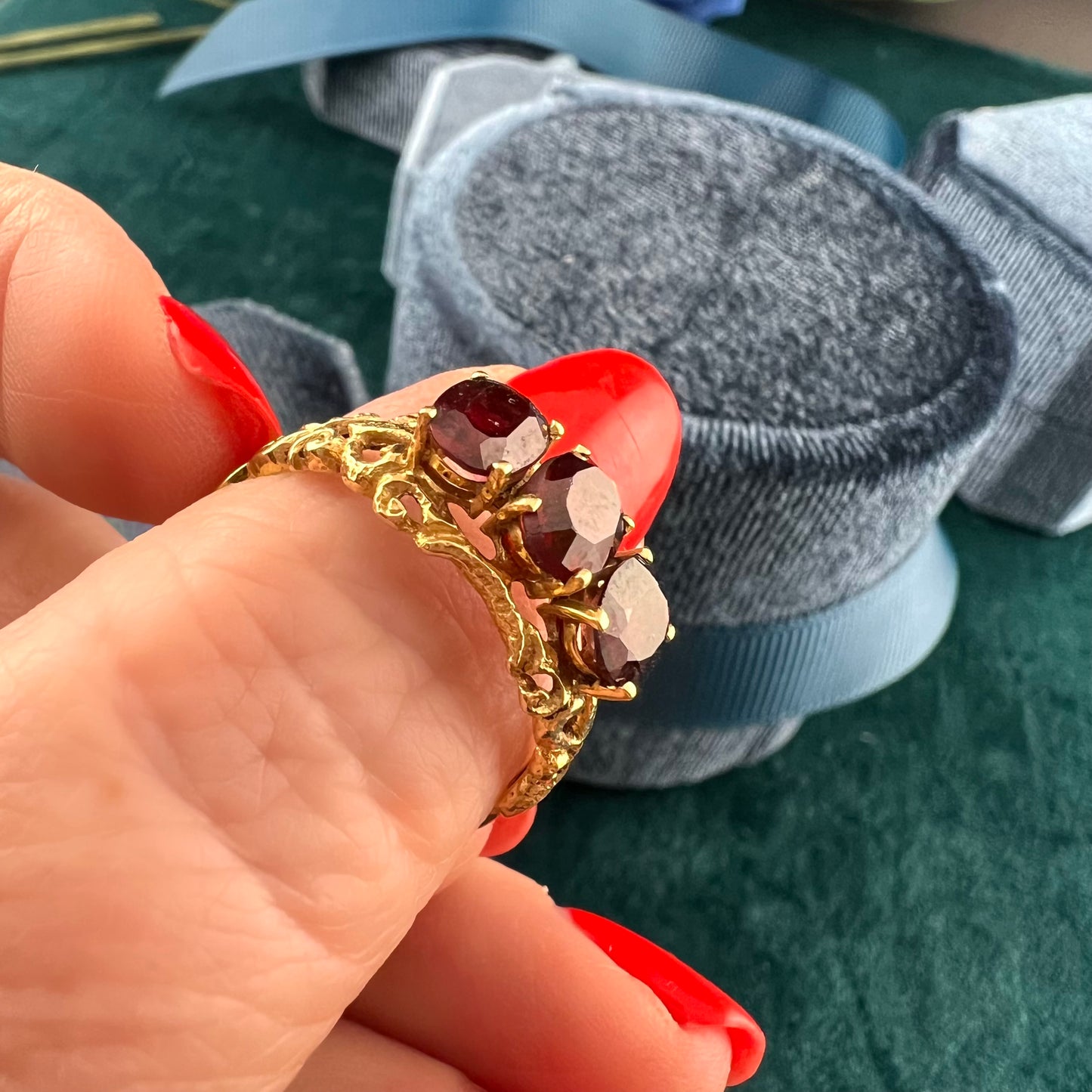 Ring with three garnets in 18k yellow gold