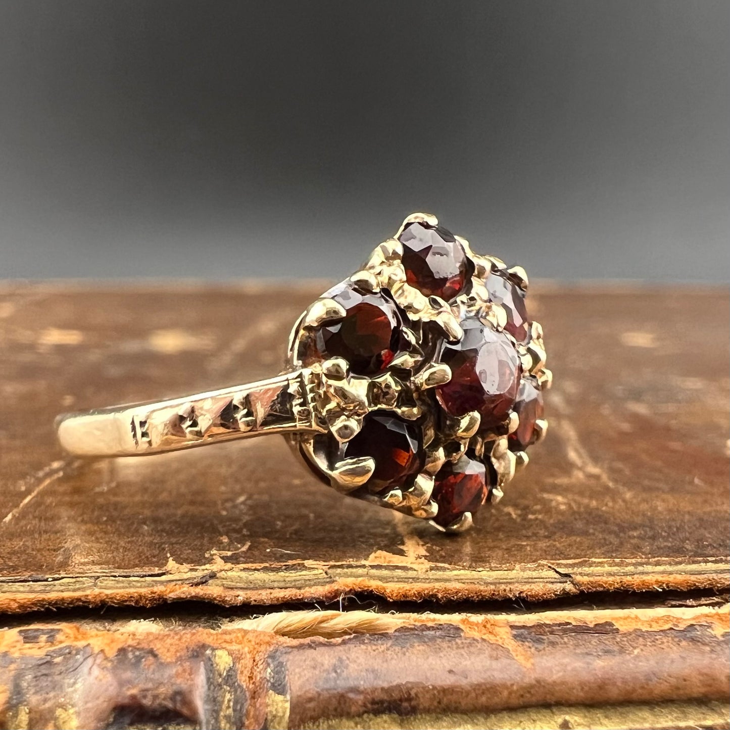 9ct gold daisy ring with garnets