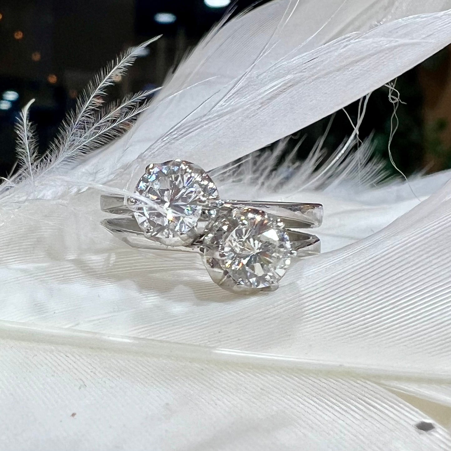 Anello “toi et moi” o contrariè oro bianco 18 kt e diamanti .52/.55 - .46/.48 ct. GIA