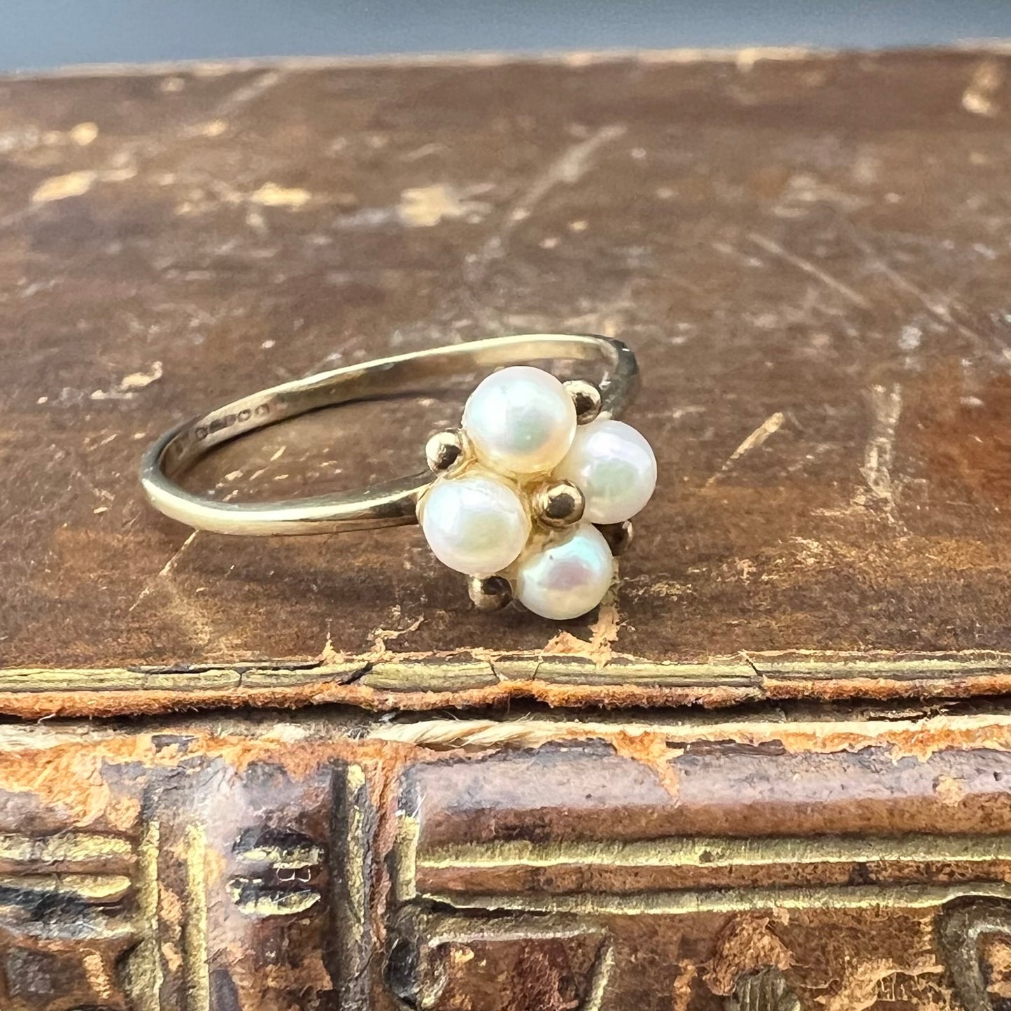 9ct yellow gold ring with beaded flower