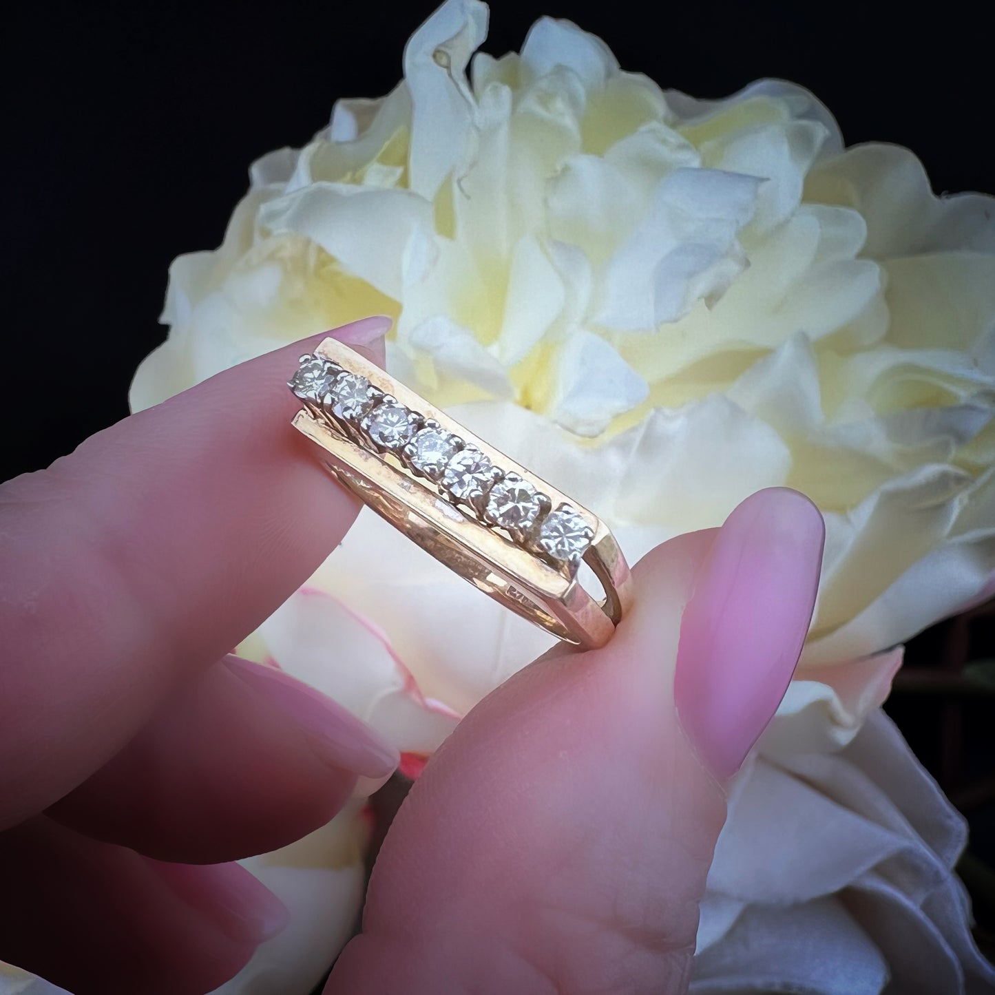 Anello vintage inglese con diamanti – modello a ponte obliquo (Sheffield, 1980)