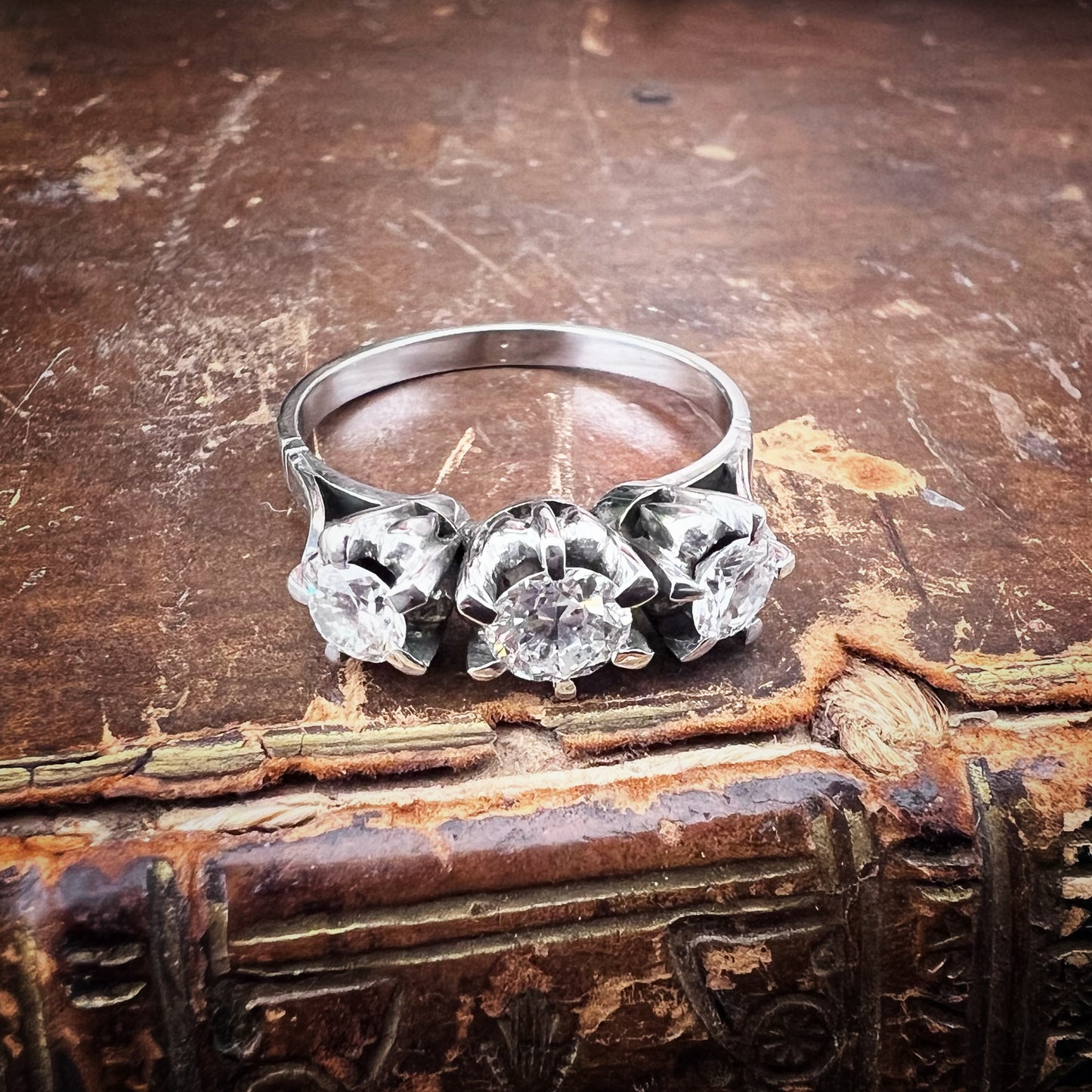 18K white gold and diamond trilogy ring. Italy, c. 1920.