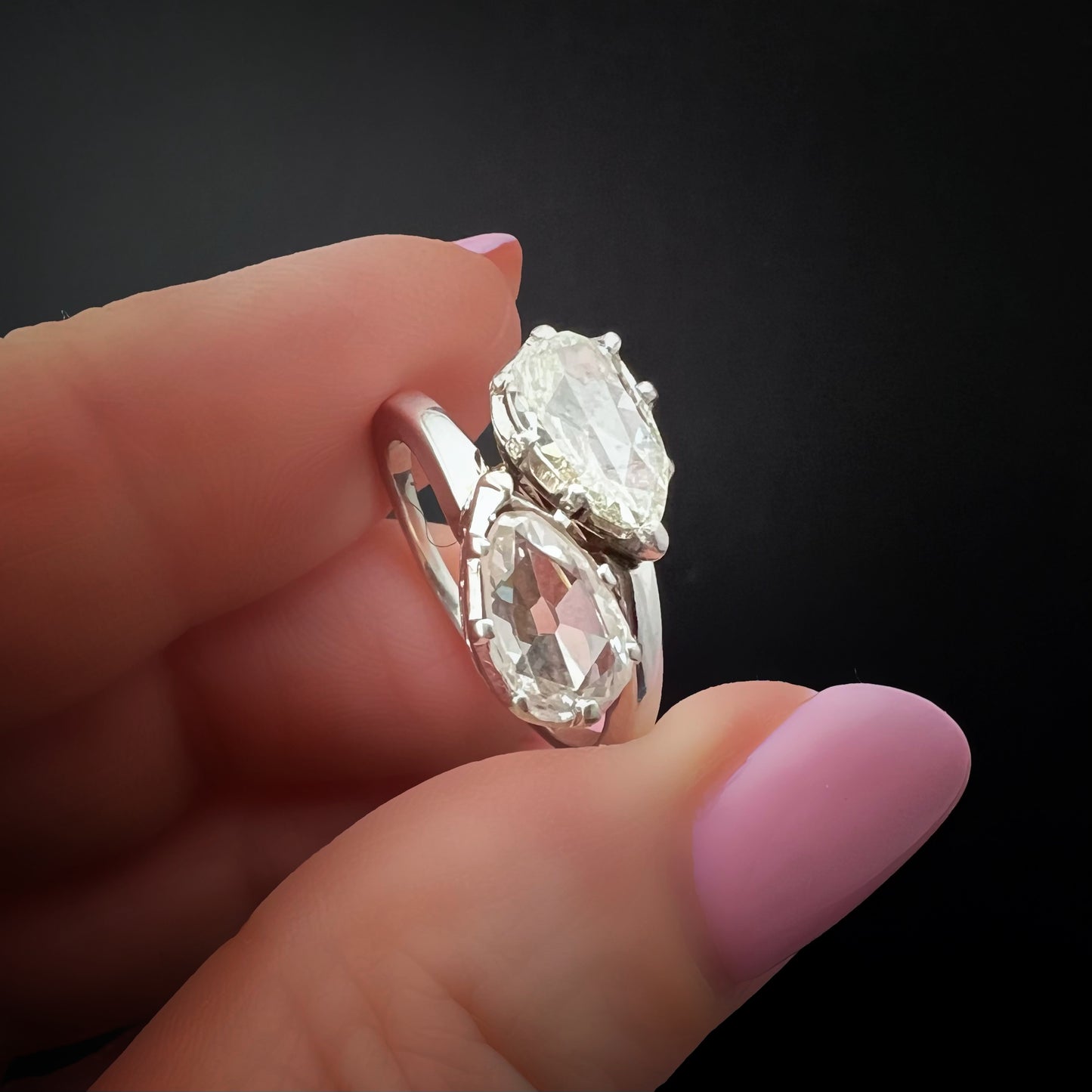 18K white gold “Toi et Moi” contrariè ring with pear-cut diamonds – Italy, 1920s