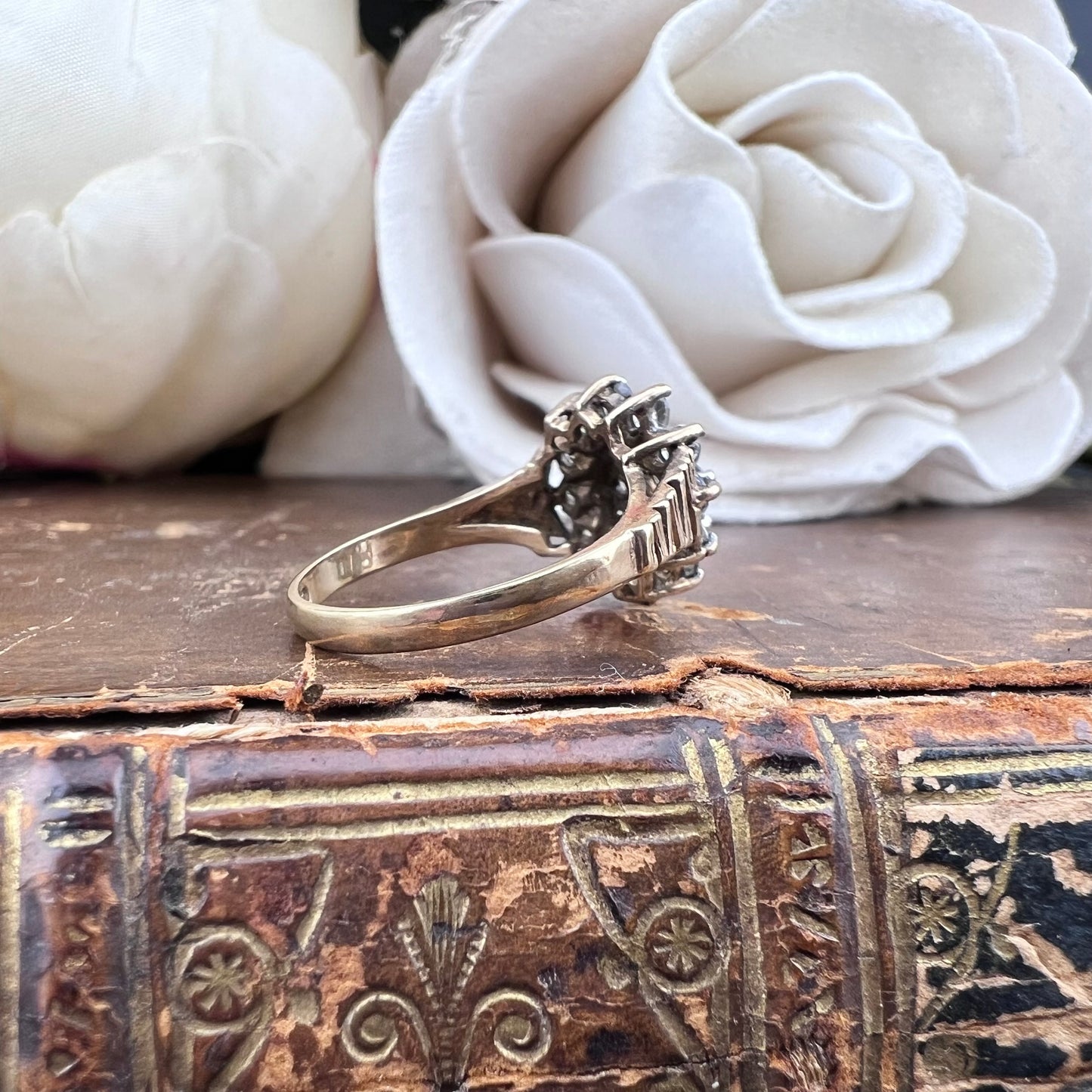 Cluster ring. Anello in oro con quarzi bianchi. Birmingham 1973