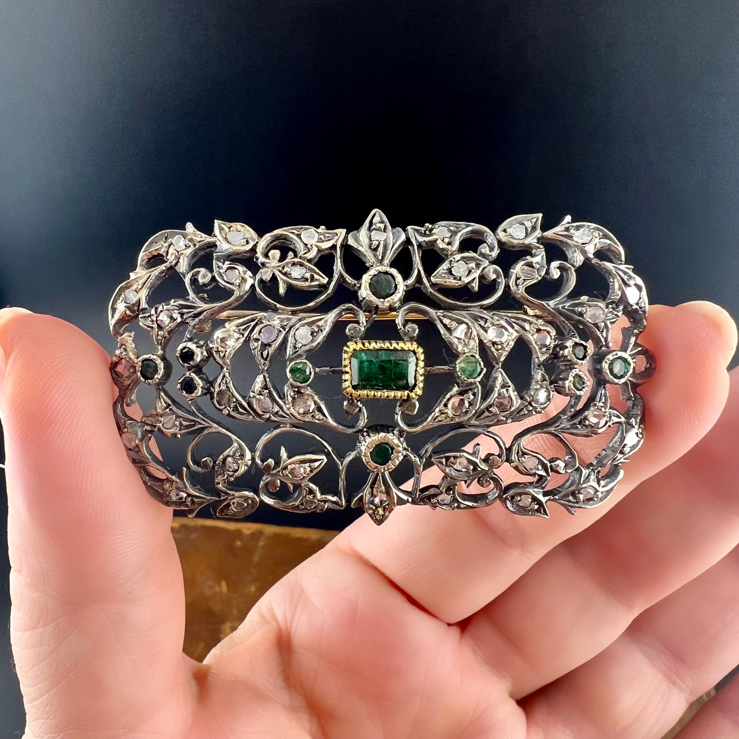 Antique 18K gold and silver brooch with diamonds and a central emerald. Italy, 1900-1910.