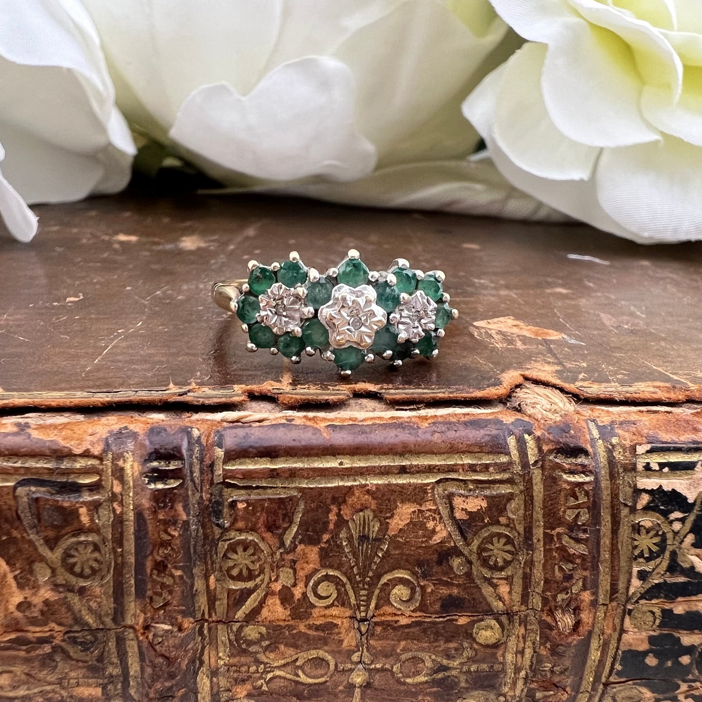 Anello a tre margherite di smeraldi