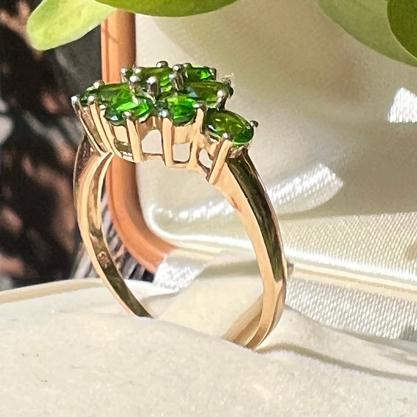 Vintage daisy ring in yellow gold and chromodiopside