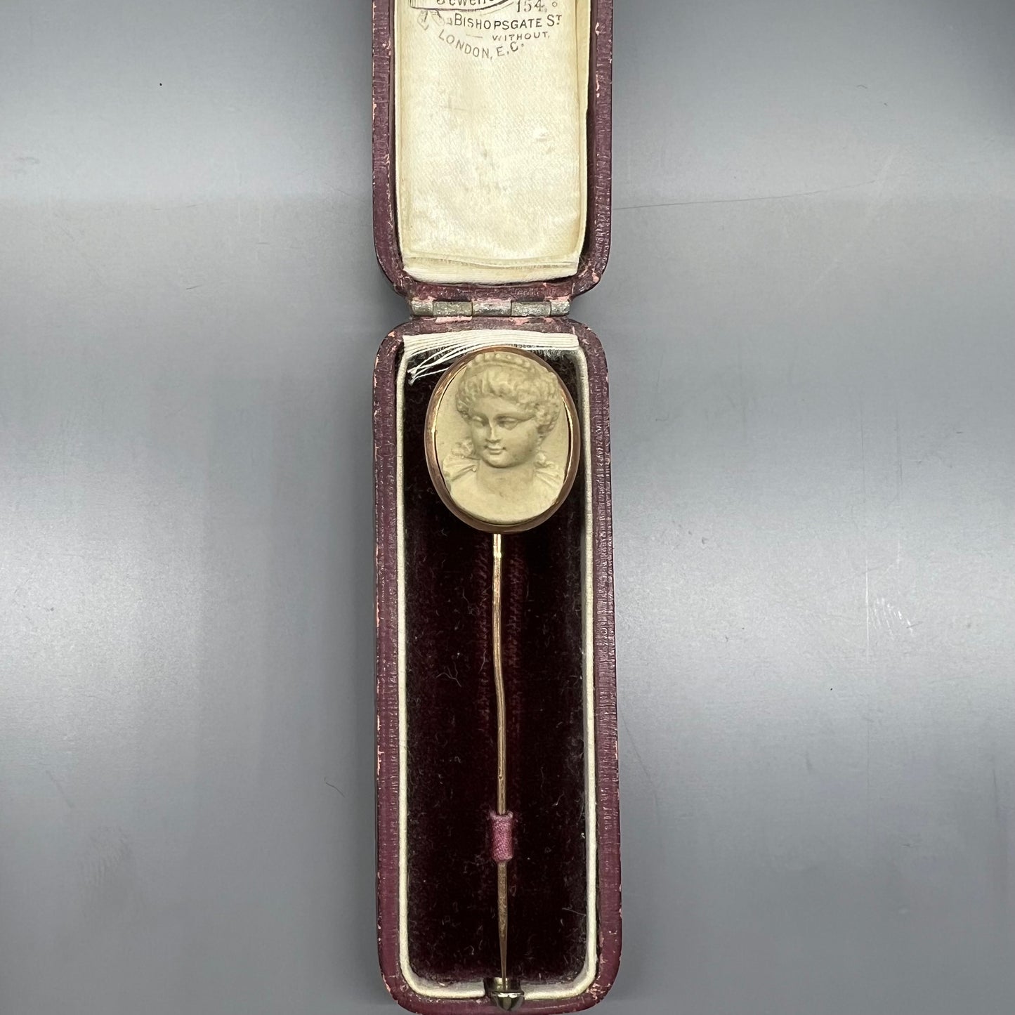 Viktorianische 9-karätige Goldbrosche mit Lavakamee