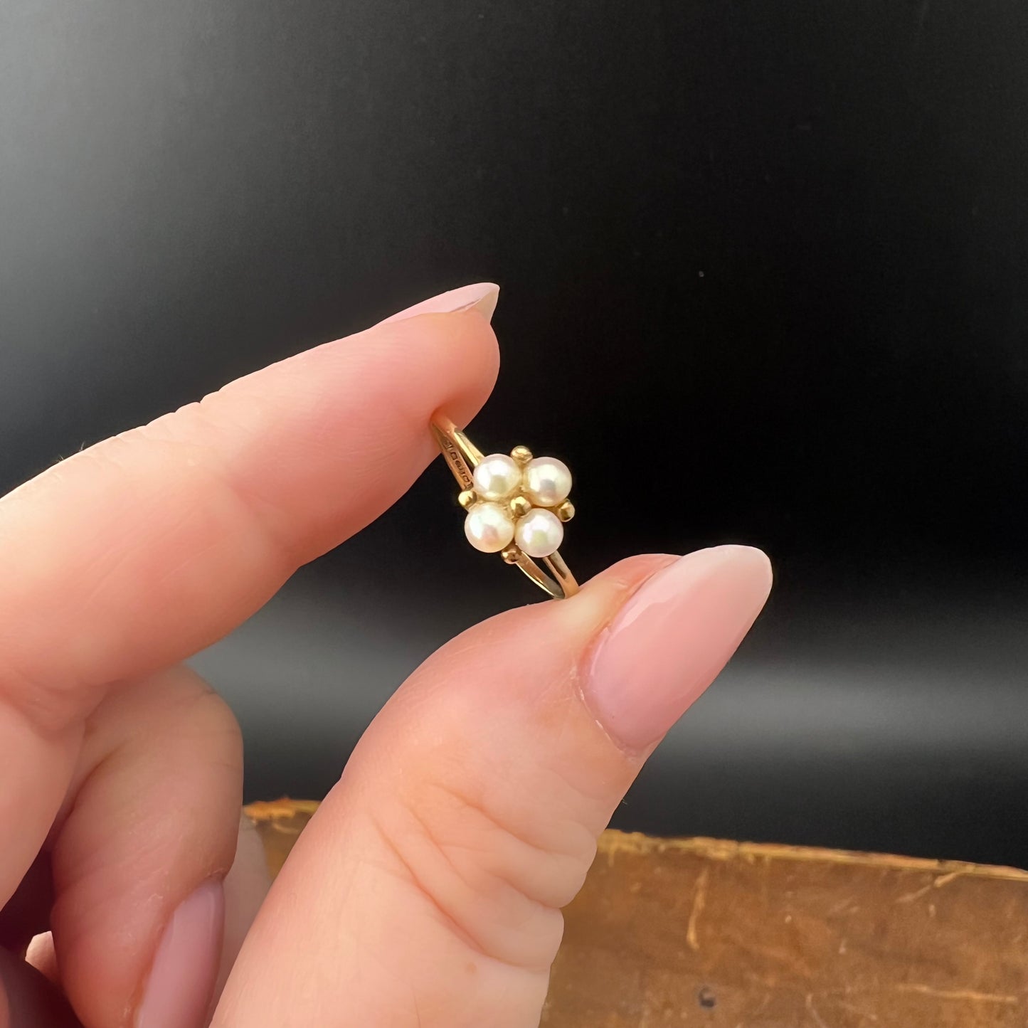 9ct yellow gold ring with beaded flower