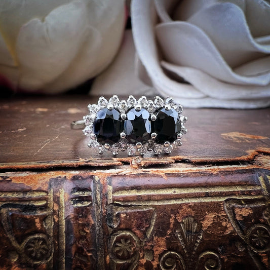 Anello Vintage in Oro Bianco 9 ct con Zaffiri e Diamanti – Londra, 1987