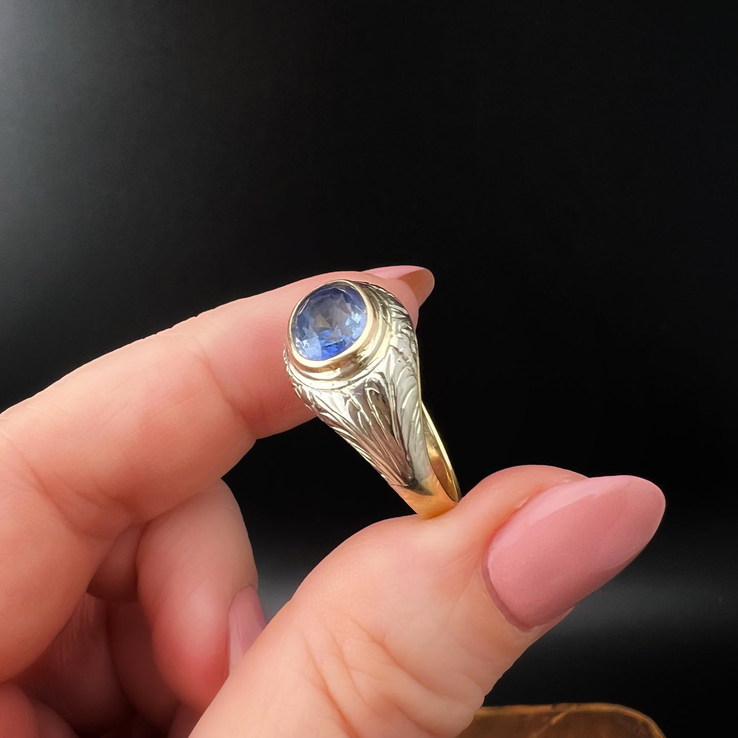 18 Karat Gelb- und Weißgoldring mit synthetischem Saphir aus den 1950er Jahren