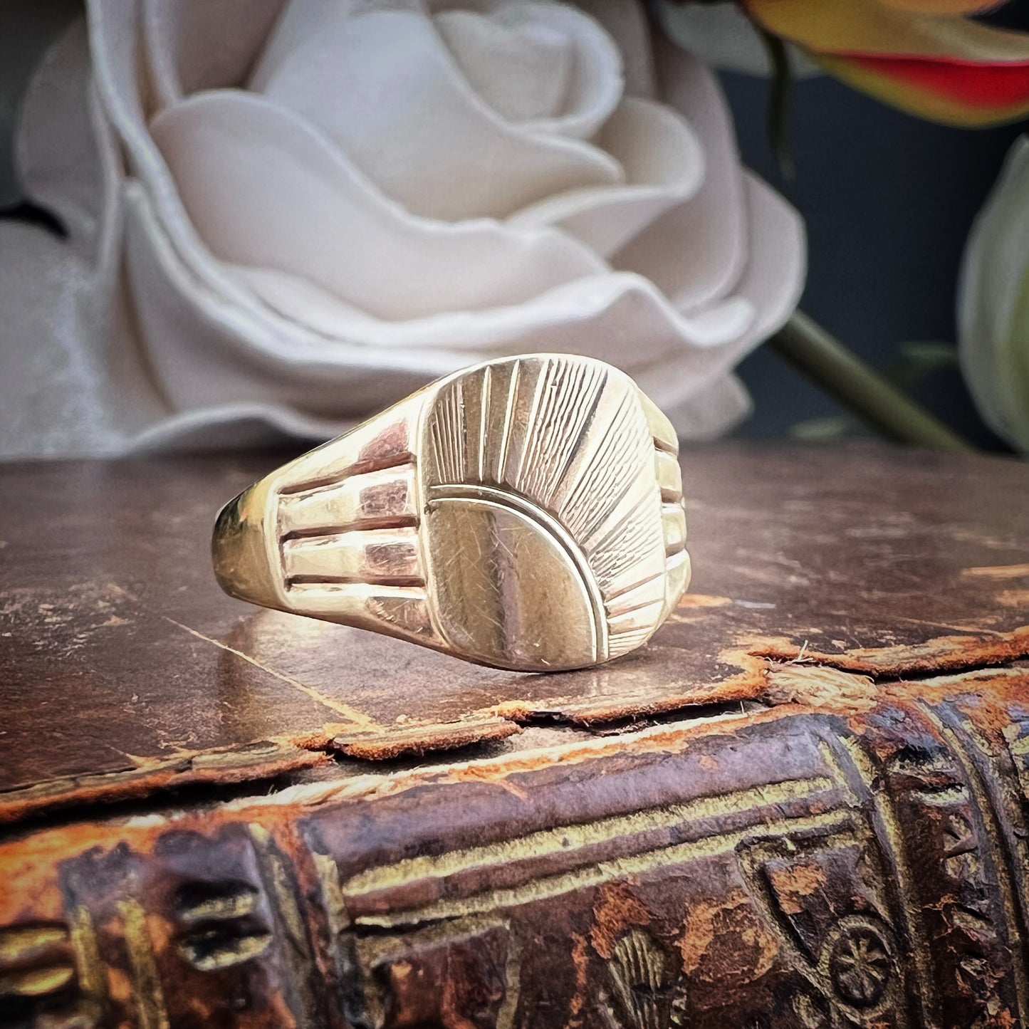 Chevalier vintage in oro con incisione a raggiera