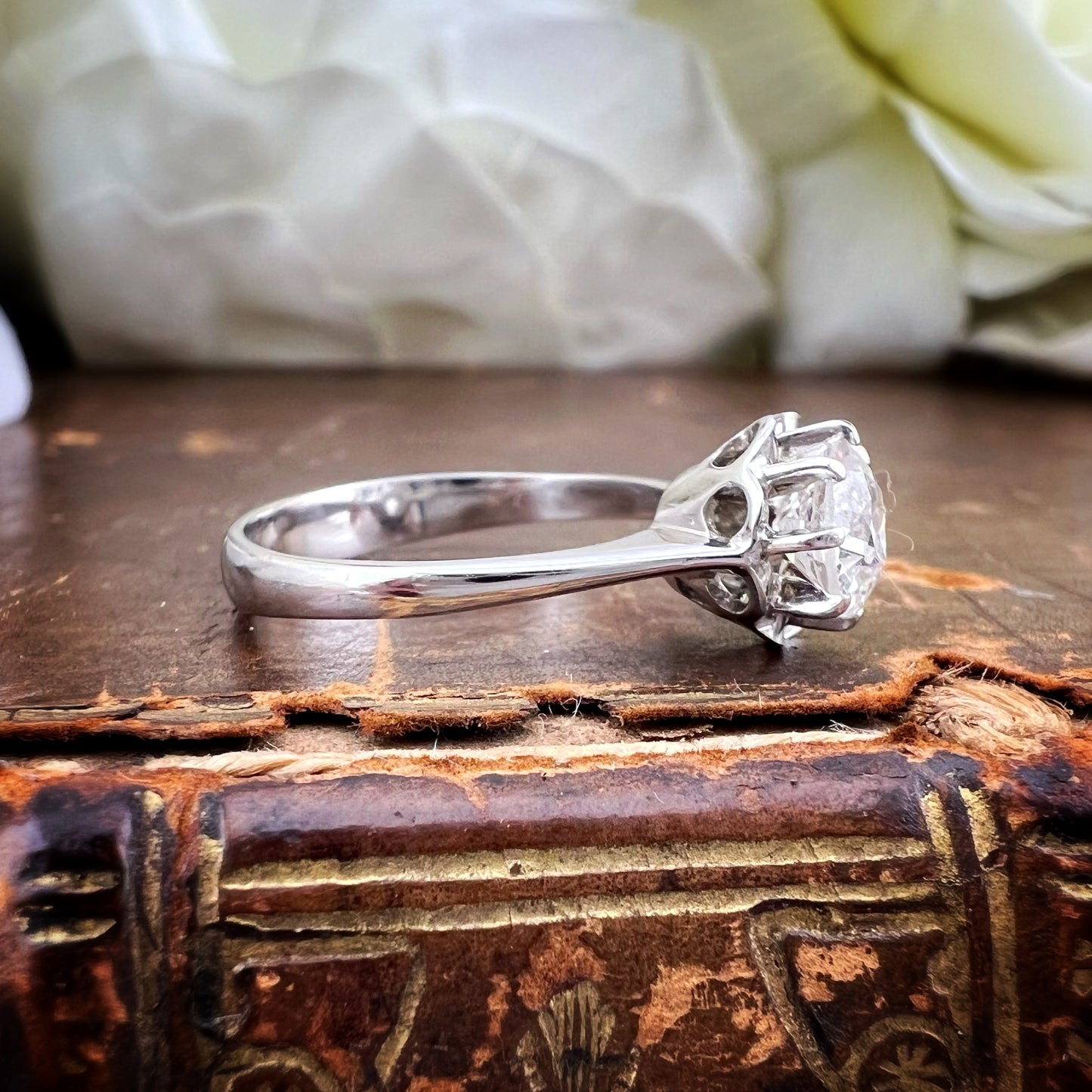 Solitario in oro bianco 18 ct con diamante Old Mine Cut da 0.60 ct