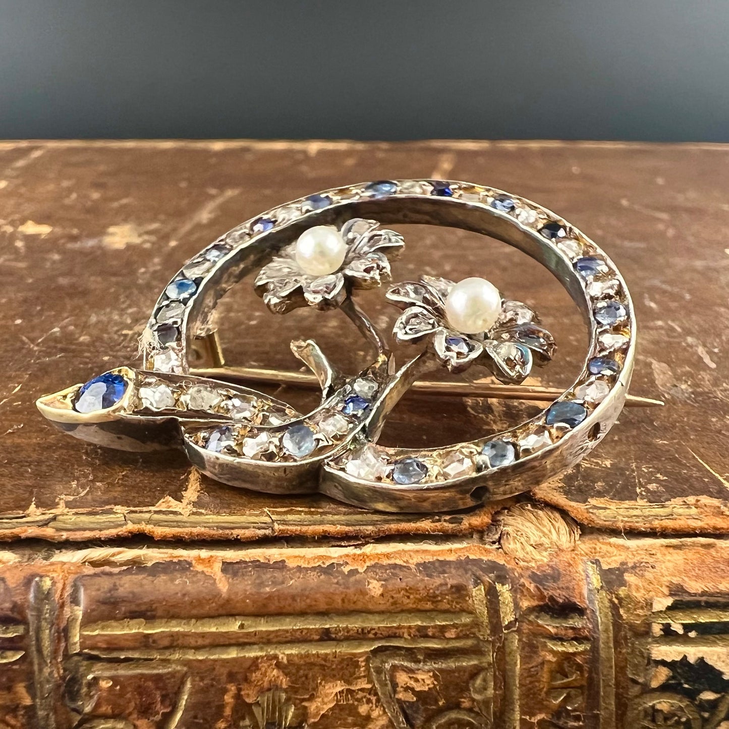 Antike Brosche aus 14 Karat Gold und Silber mit Diamanten und Saphiren. Amerikanisch, 1950er Jahre.