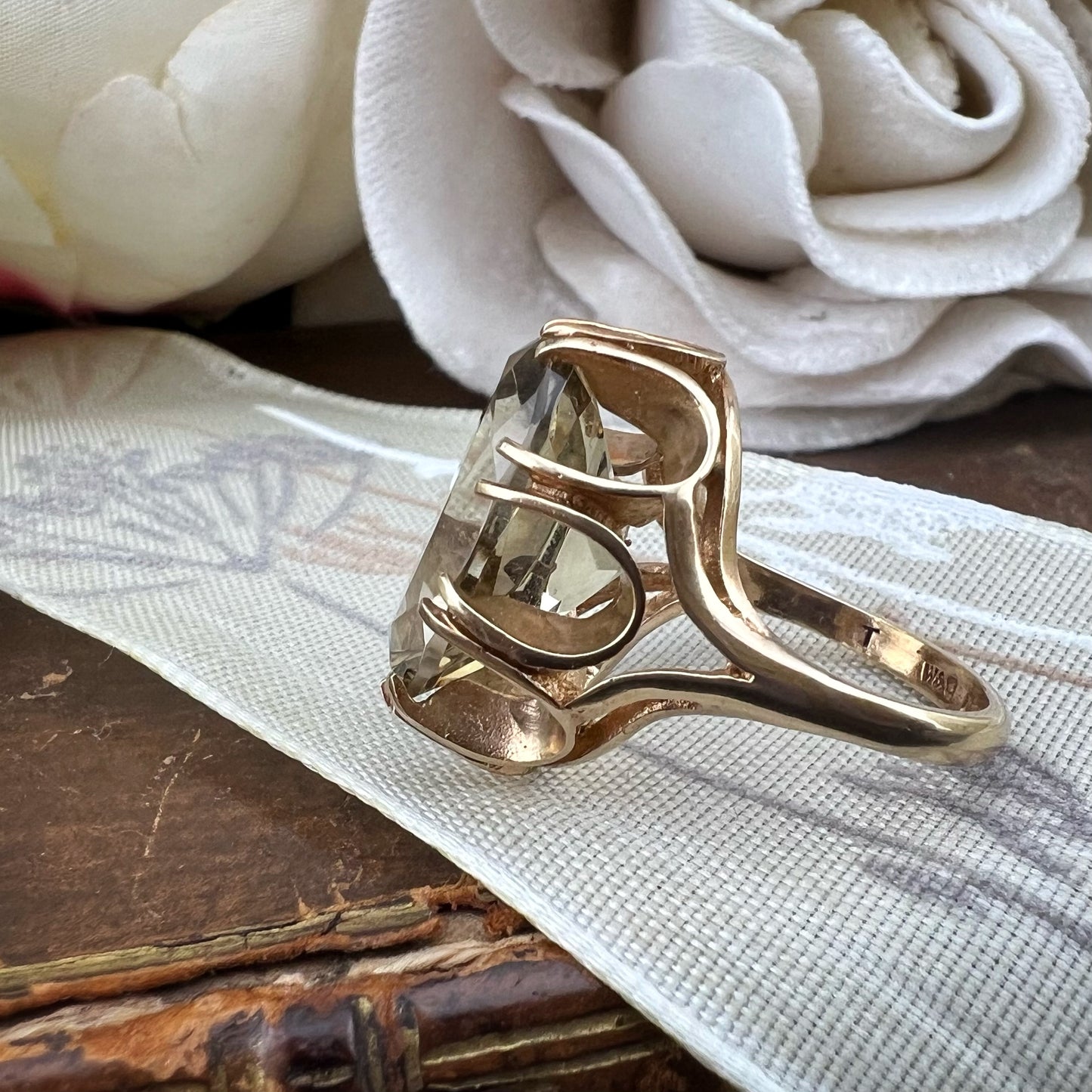Cocktail Ring Vintage con Quarzo Grigio Caldo – Birmingham, 1975