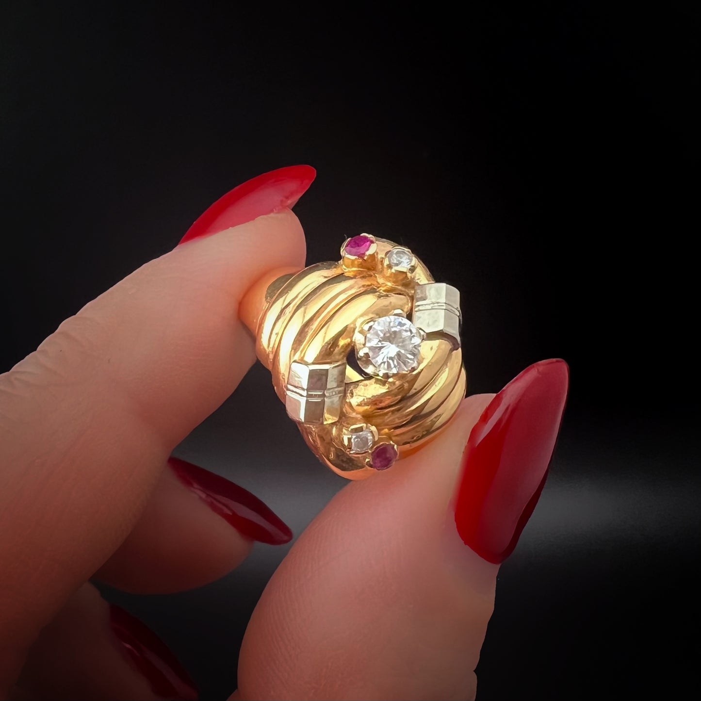 18 Karat Gelbgoldring mit Diamanten und Rubinen