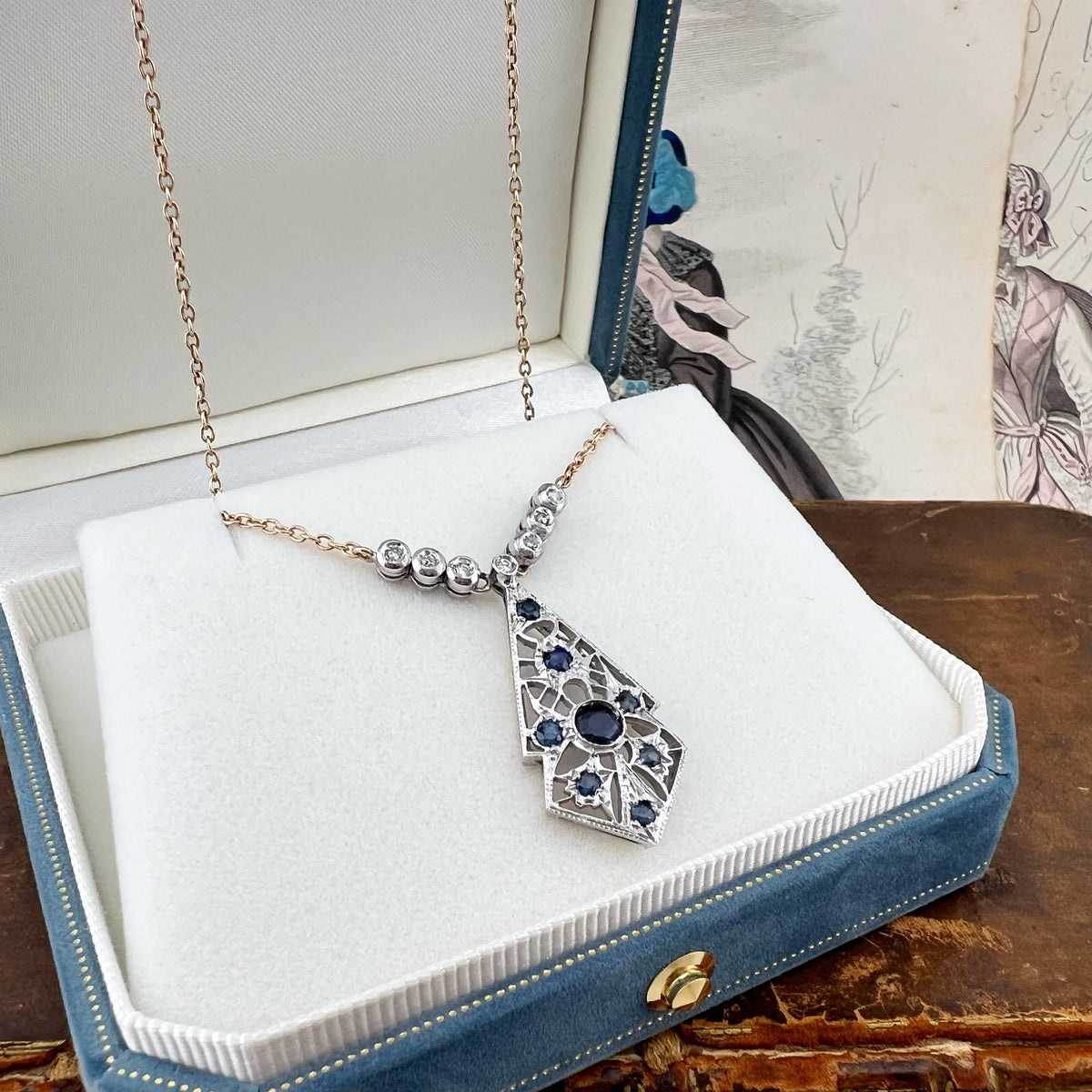 Collana con pendente traforato in zaffiri e diamanti – Europa, circa anni ’70