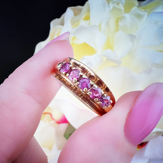 Anello vintage in oro giallo con rubini  – Londra, 1977