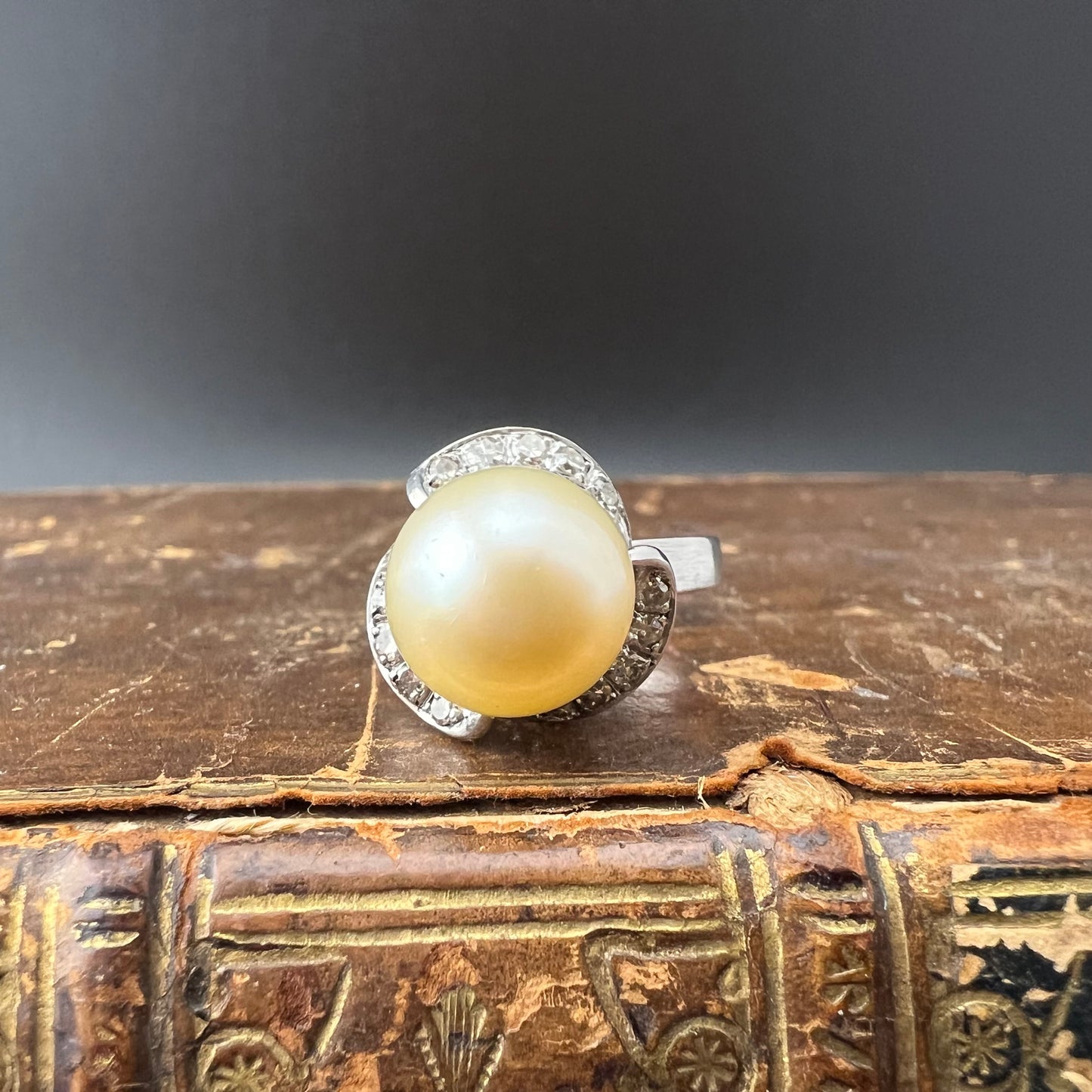 18K white gold pearl and diamond ring